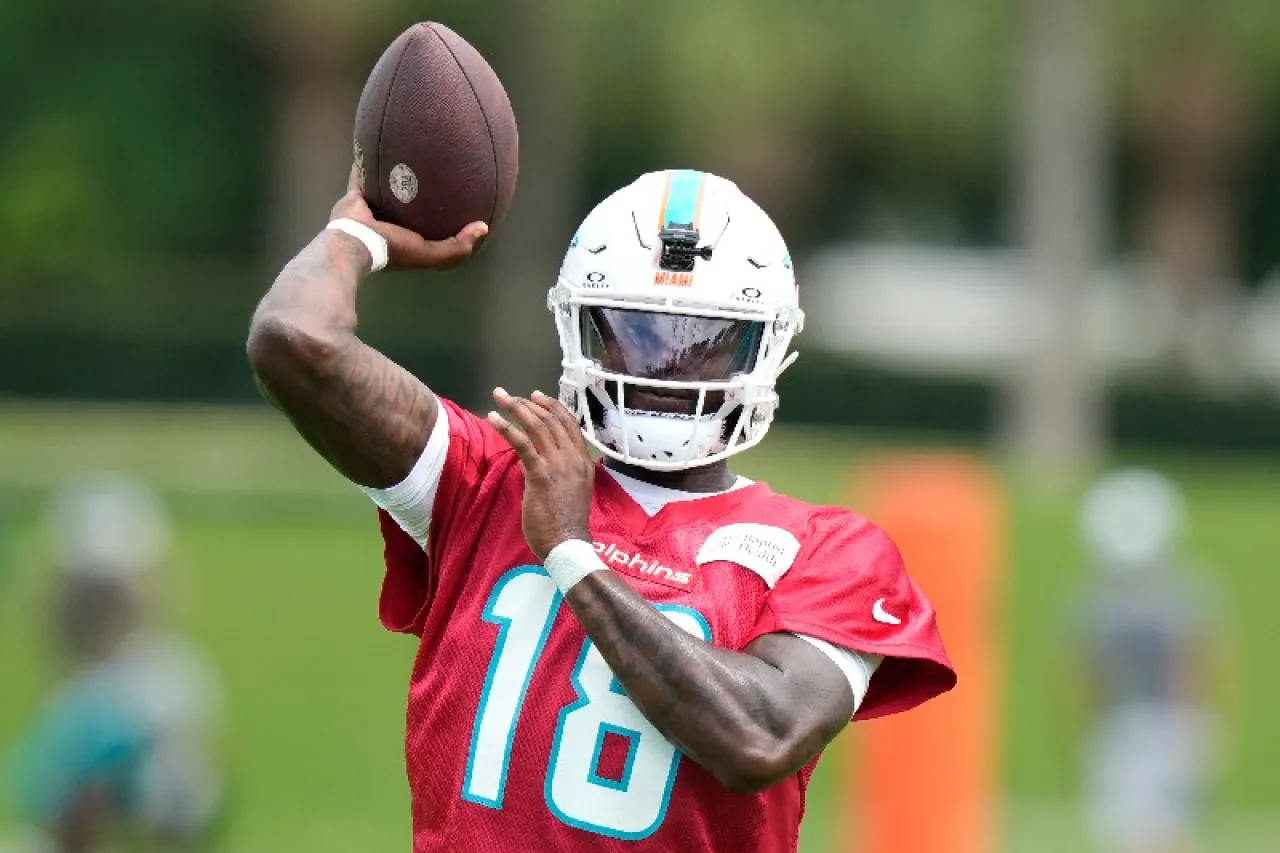 Eligen Dolphins a Tyler Huntley como titular para duelo contra Titans