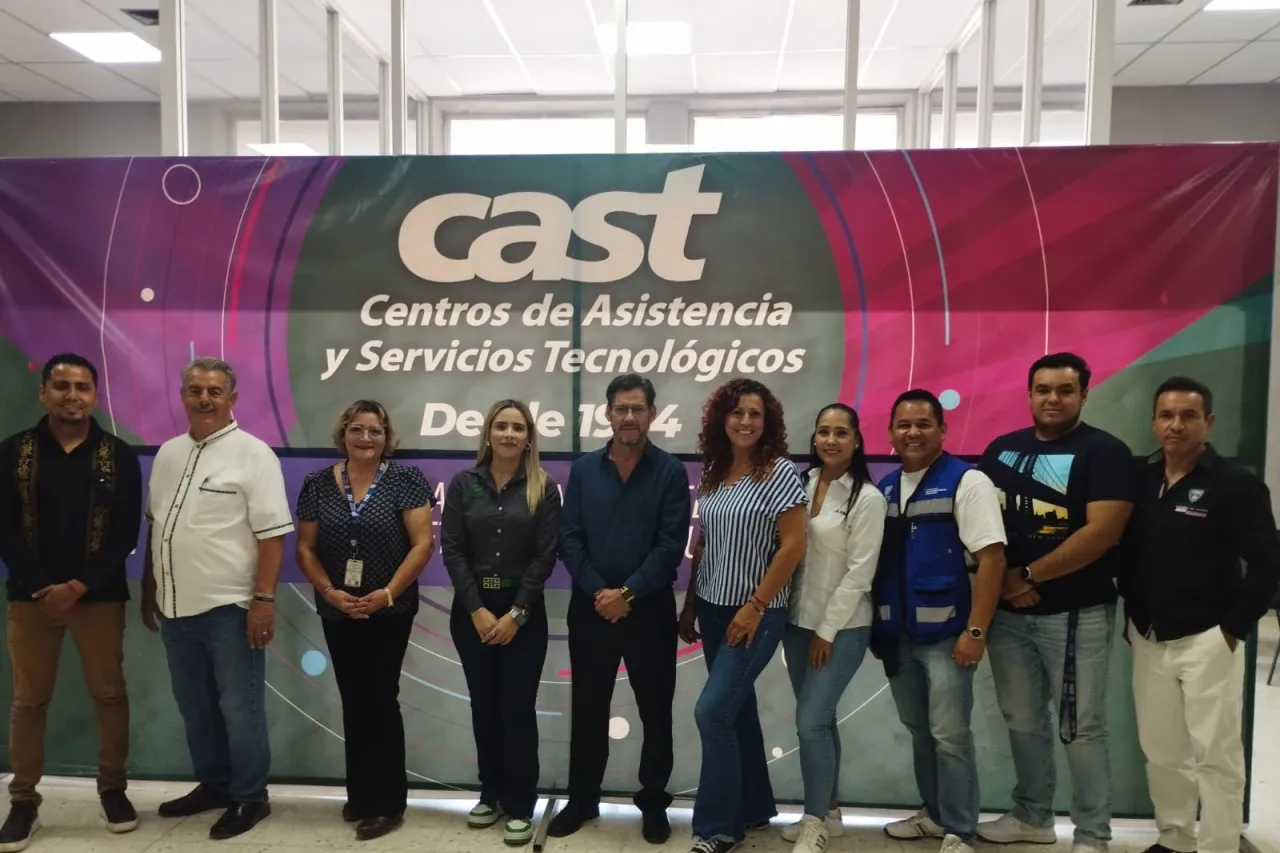 Aprovechan juarenses feria de servicios en el Cast Conalep