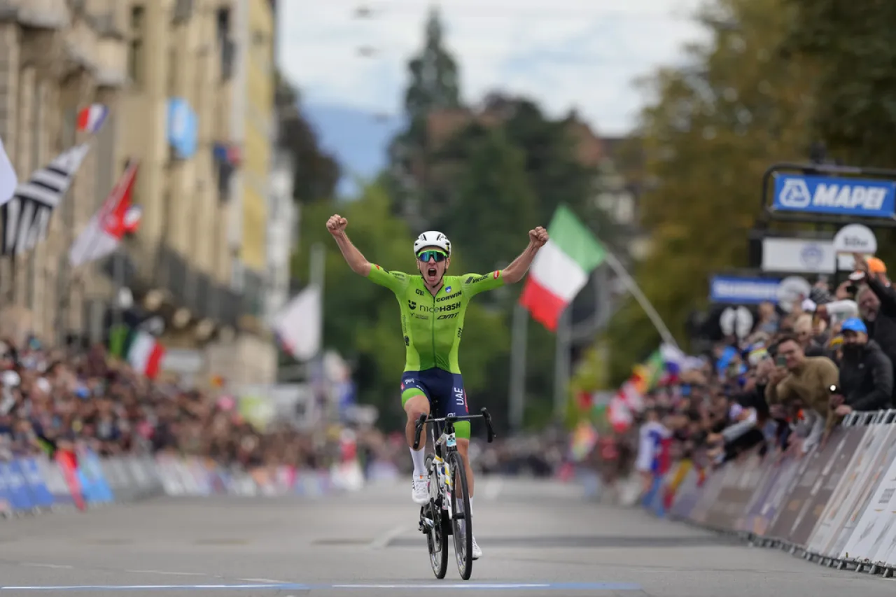 Pogačar gana carrera de ruta en el Mundial con un brillante ataque