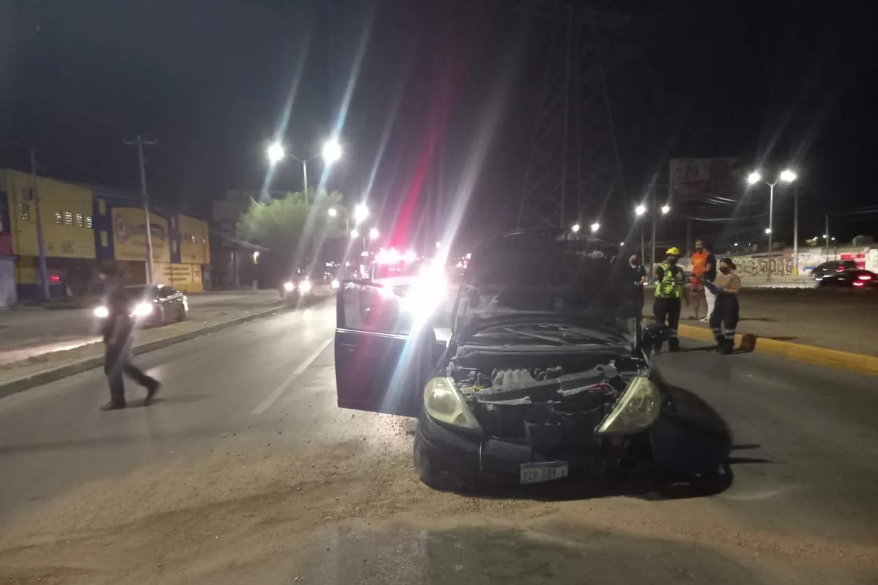 Por exceso de velocidad provoca choque y volcadura 