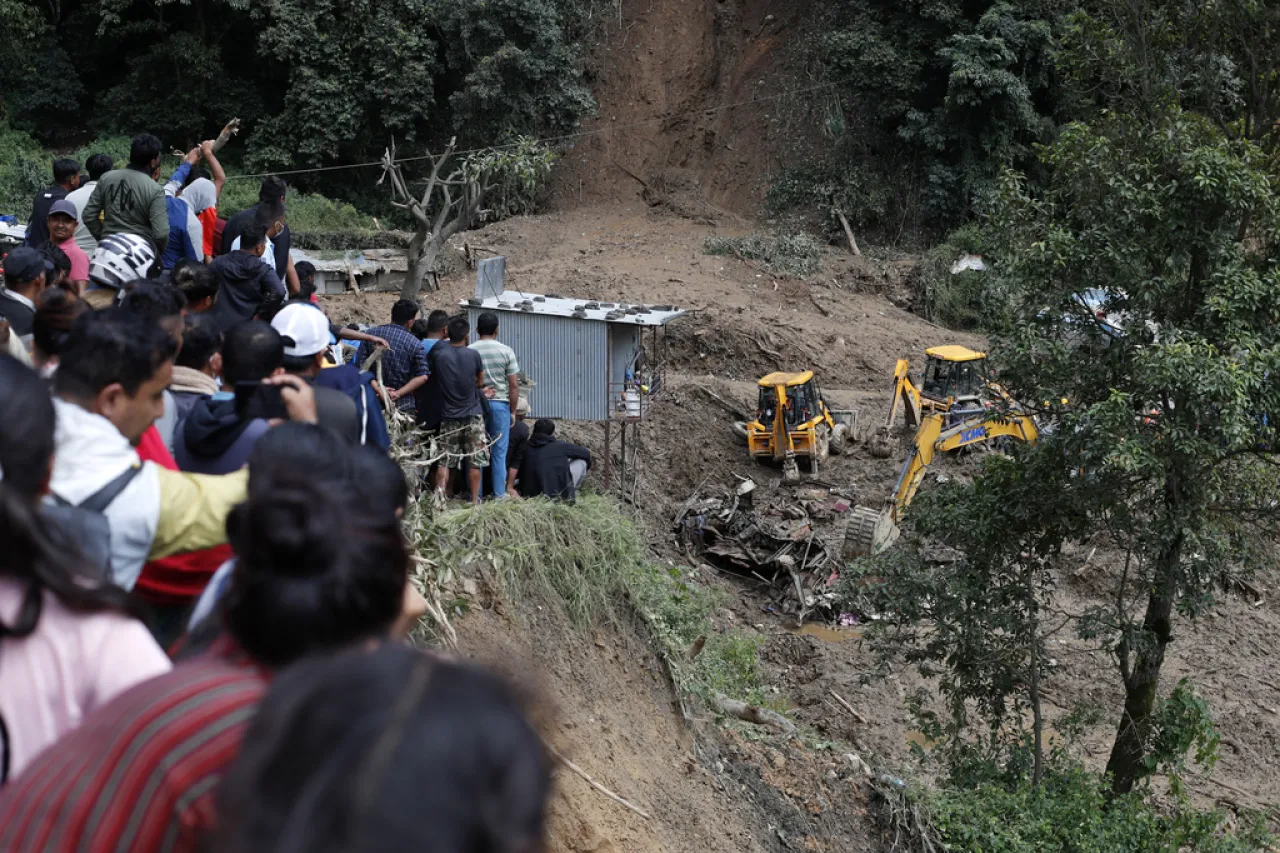 Deslaves en Nepal dejan al menos 100 muertos