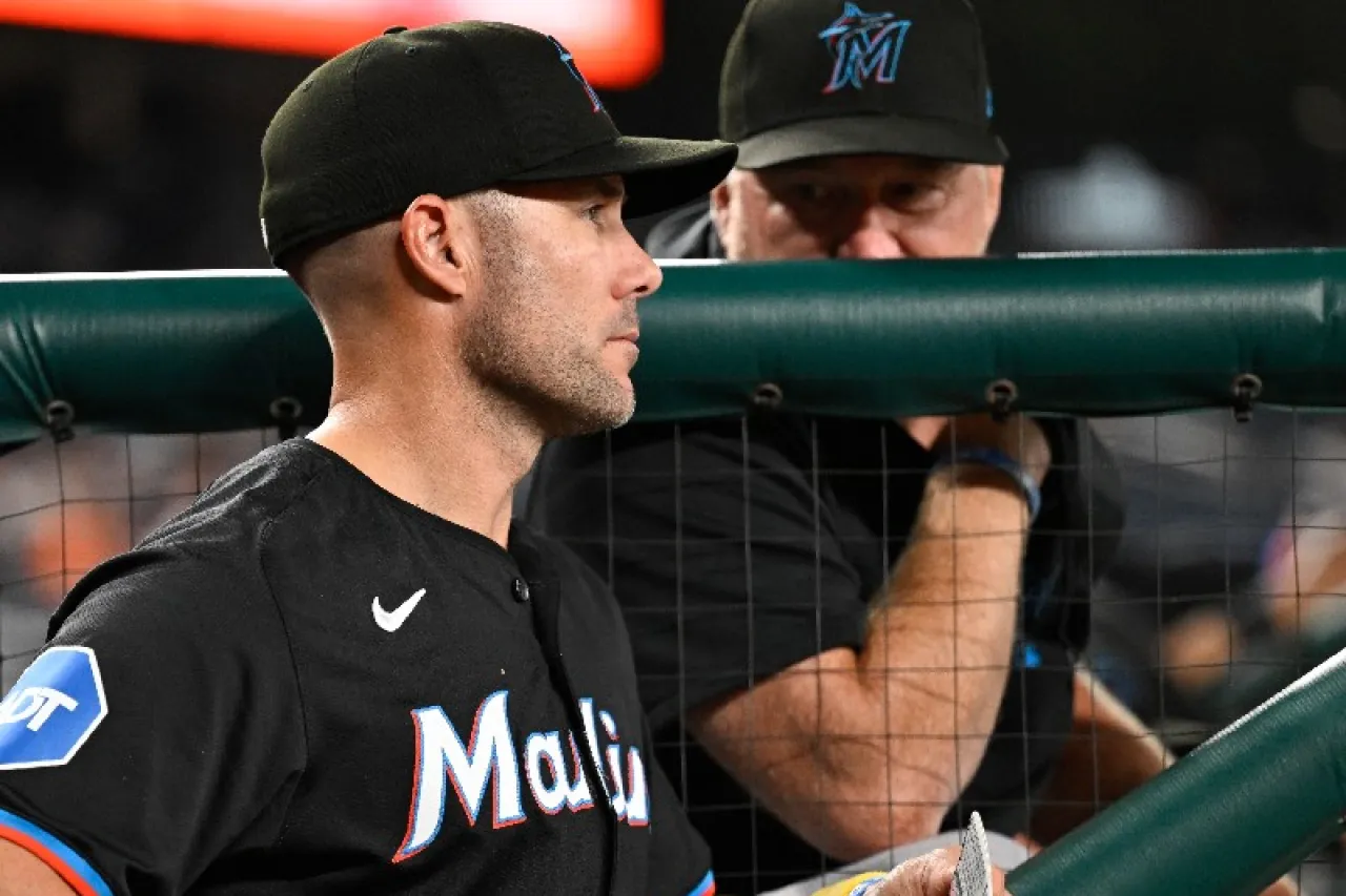 Deja Skip Schumaker cargo como mánager de los Marlins