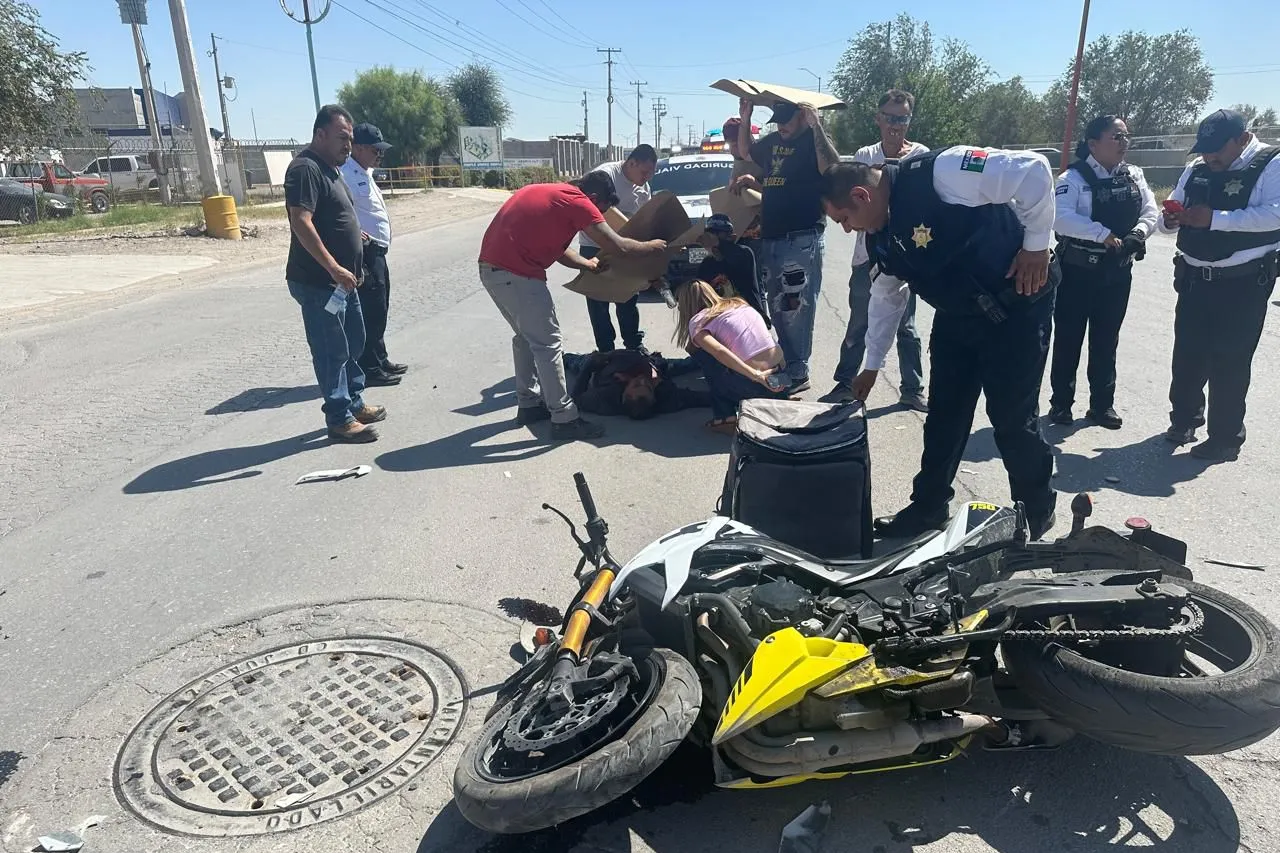 Choque de auto y ‘biker’ deja dos lesionados