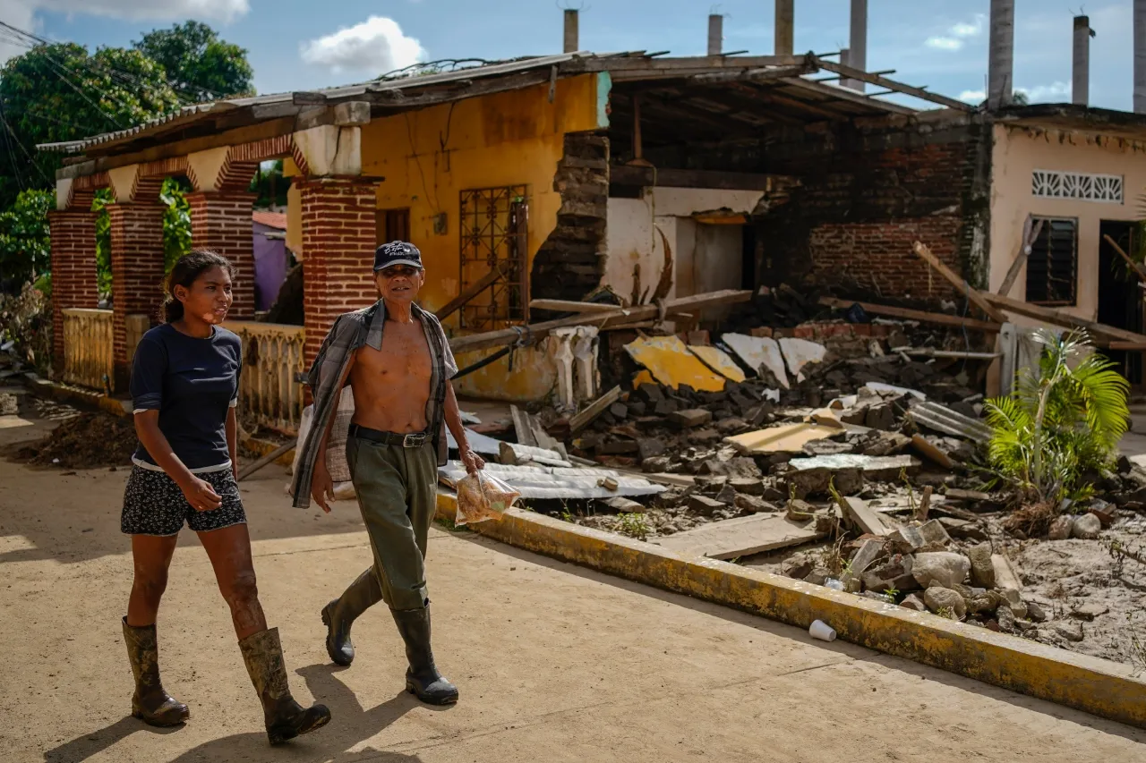 Inundaciones provocadas por el huracán John dejan al menos 17 muertos en México