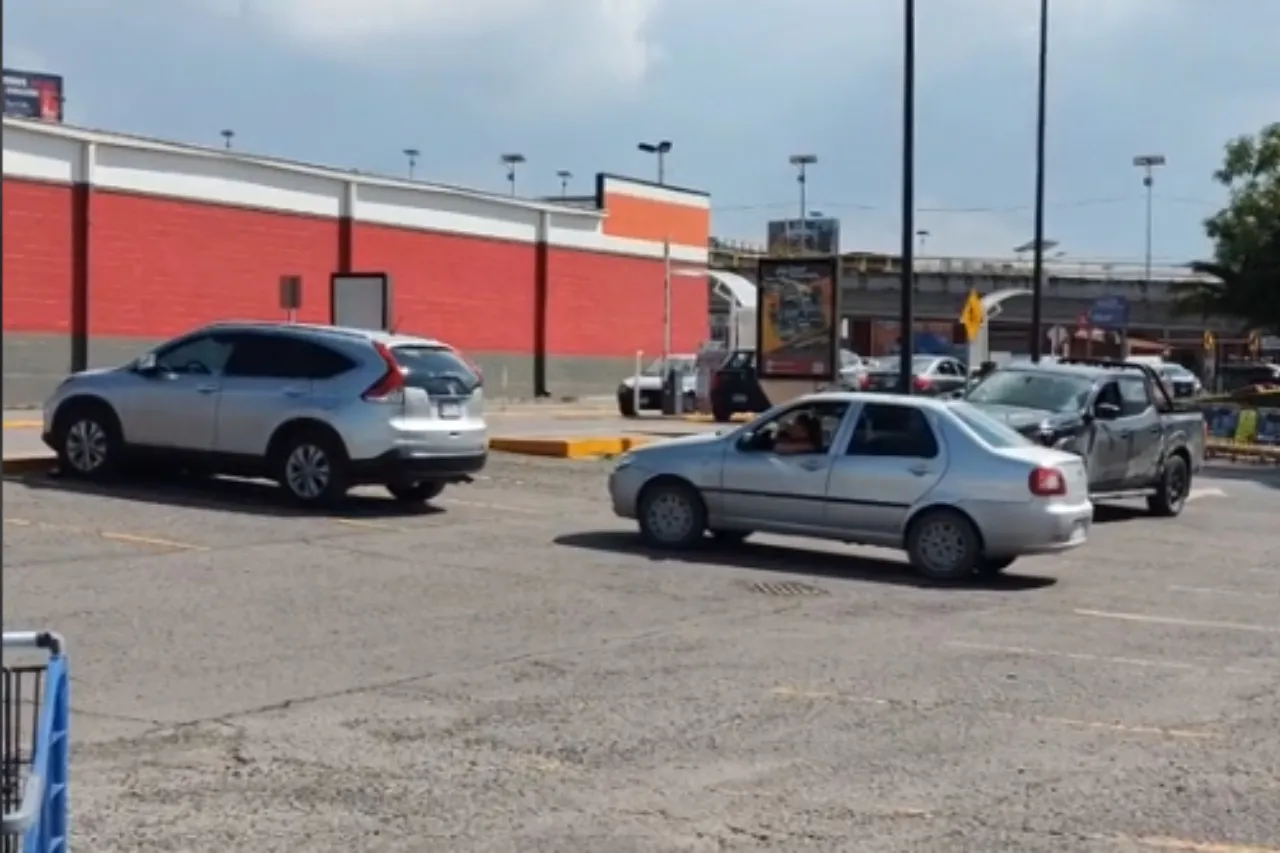 'Lady Déjame Pasar'; discute por camioneta estacionada y se vuelve viral