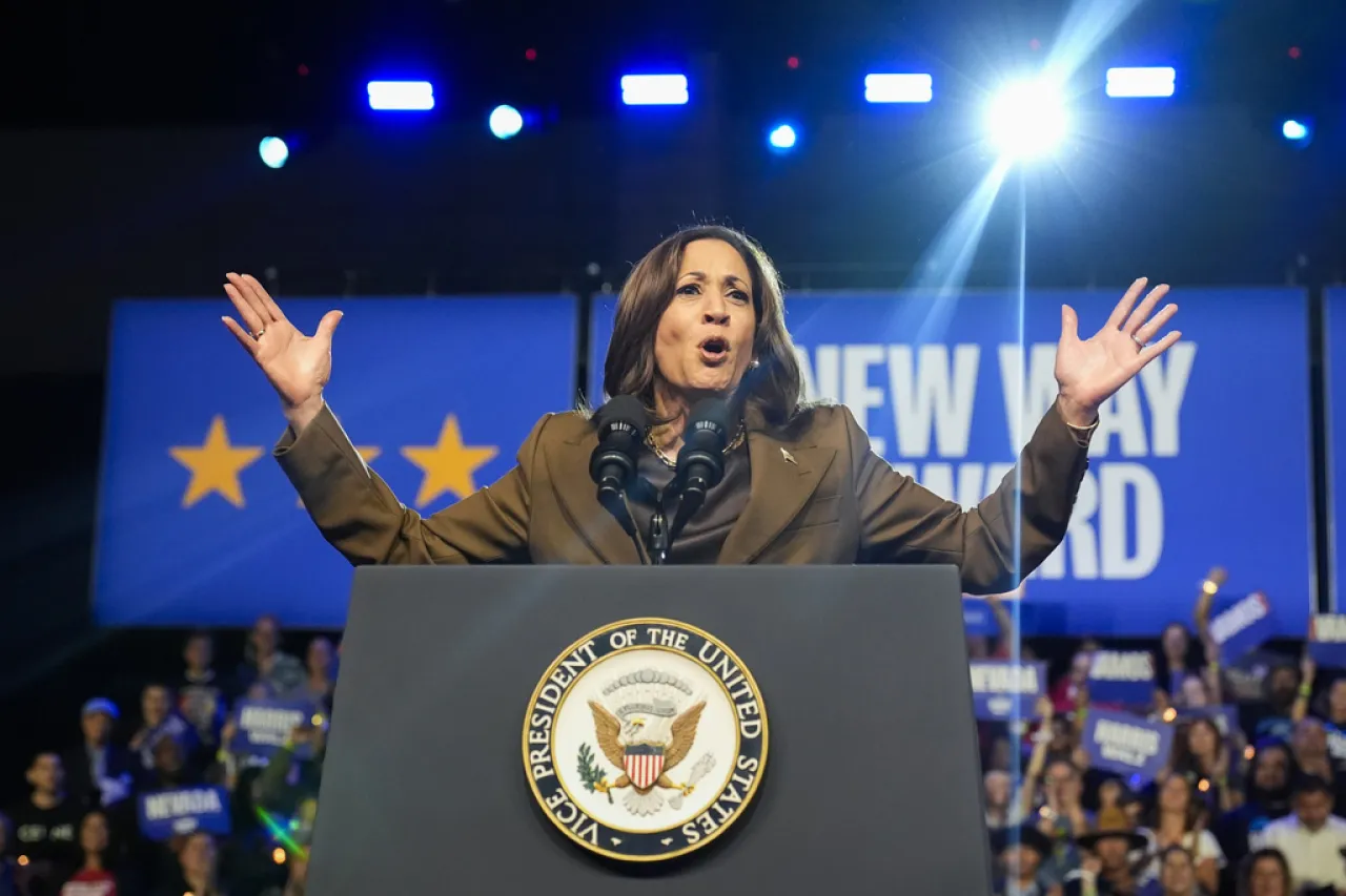 Harris se burla de Trump en evento de recaudación de fondos en LA