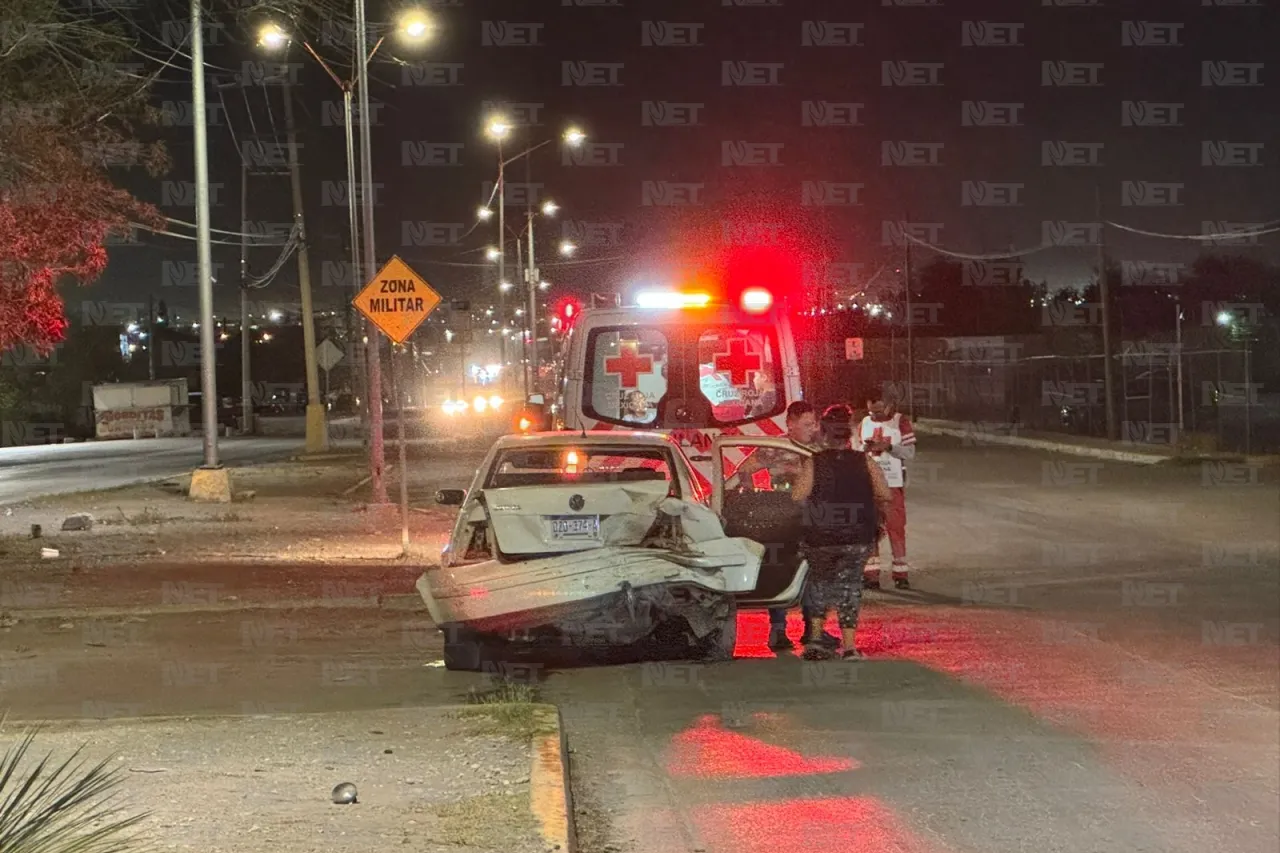 Baja velocidad para pasar tope y Camaro lo impacta a toda marcha