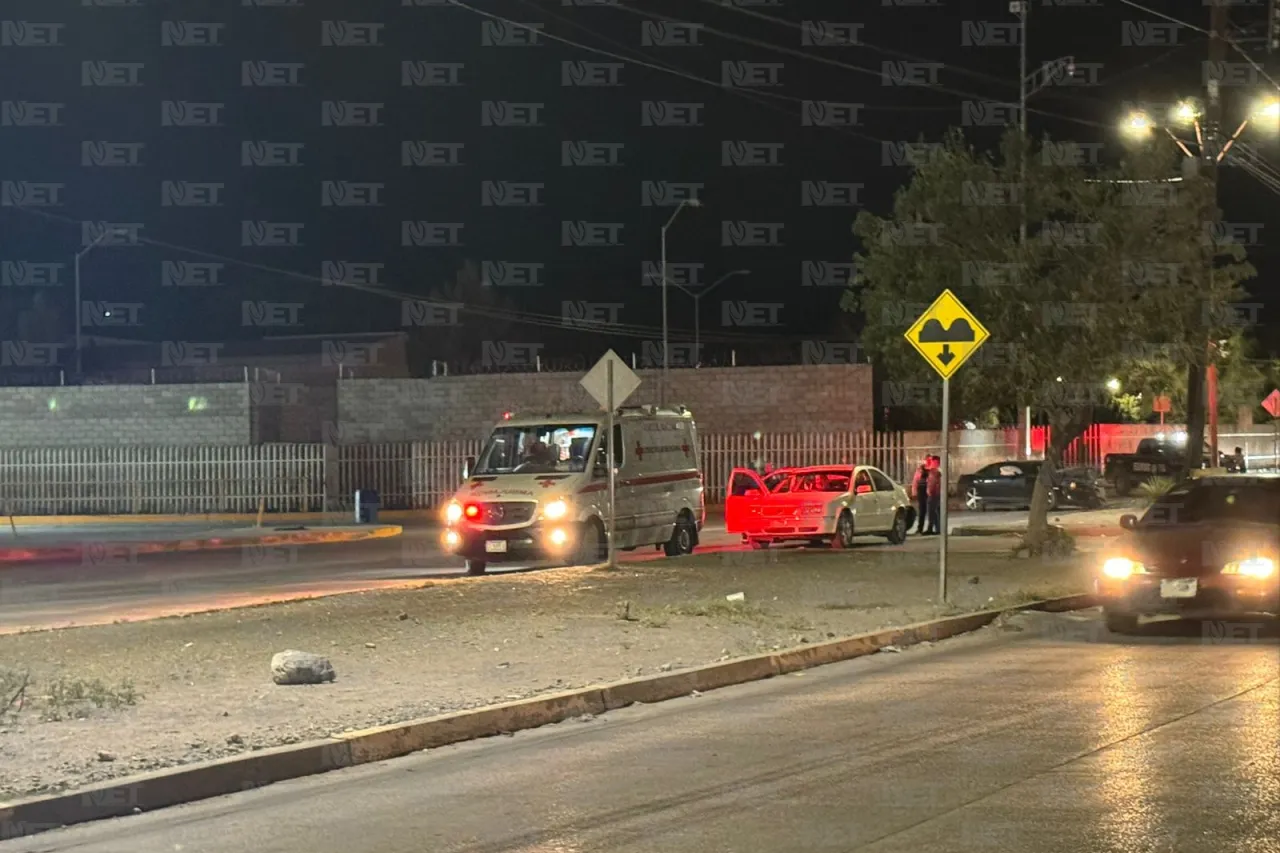 Baja velocidad para pasar tope y Camaro lo impacta a toda marcha