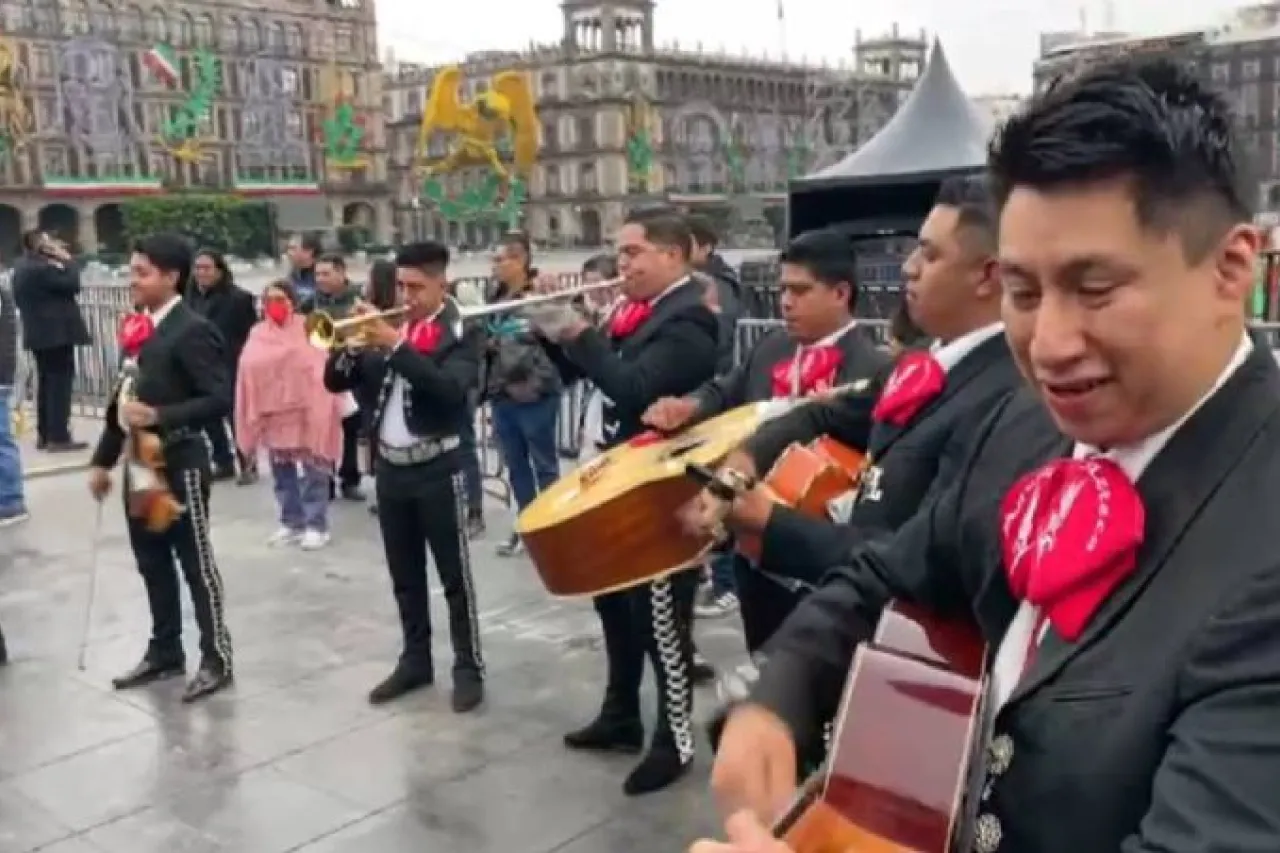 Video: Simpatizantes de AMLO lo despiden con mariachi