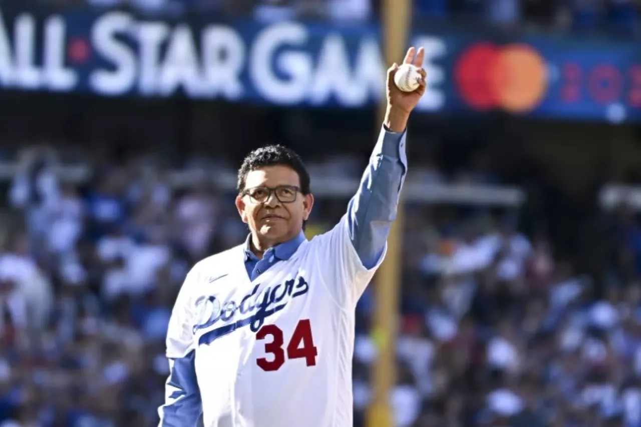 Suena 'Amor Eterno' durante homenaje a Fernando Valenzuela