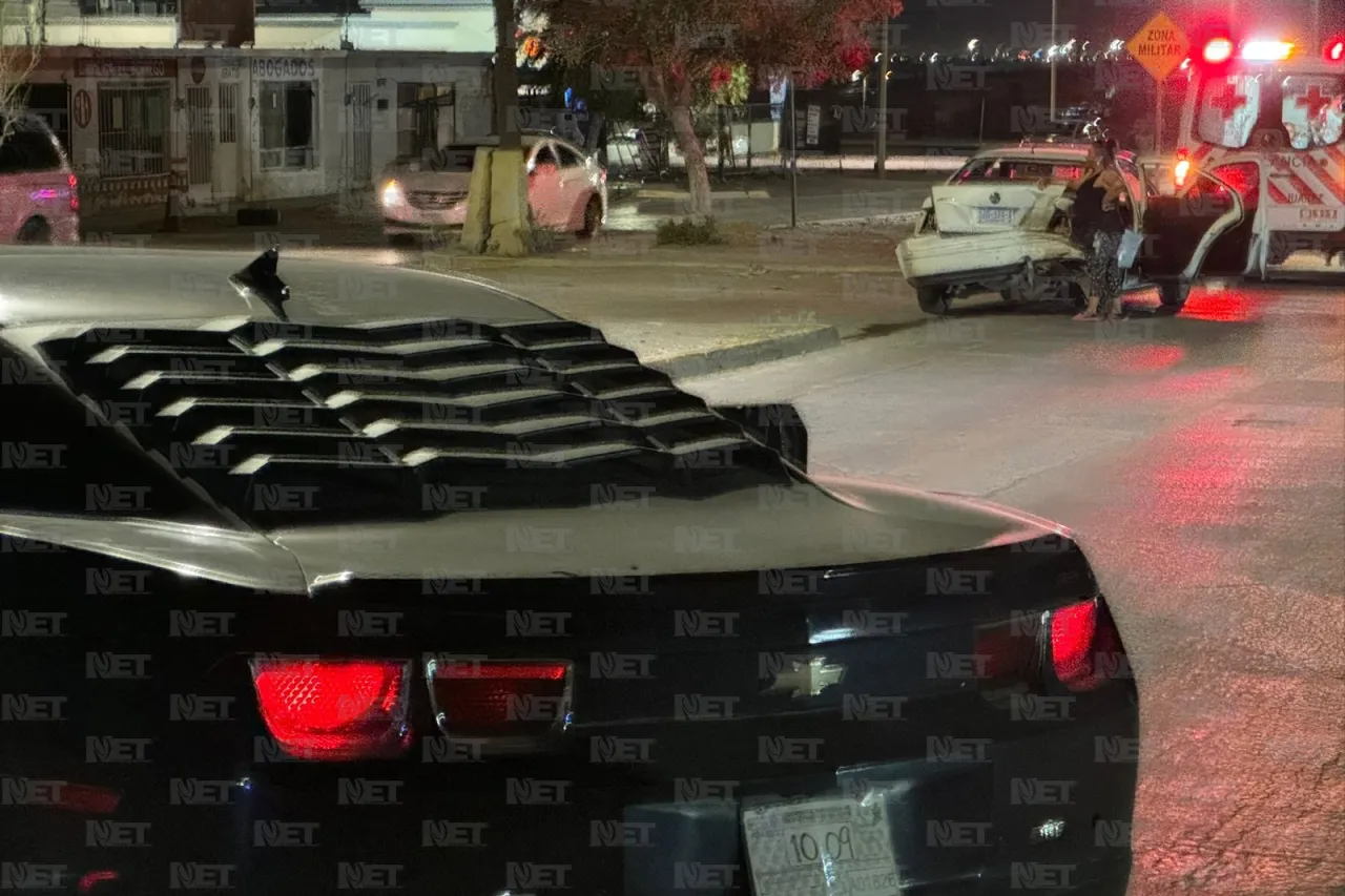 Baja velocidad para pasar tope y Camaro lo impacta a toda marcha