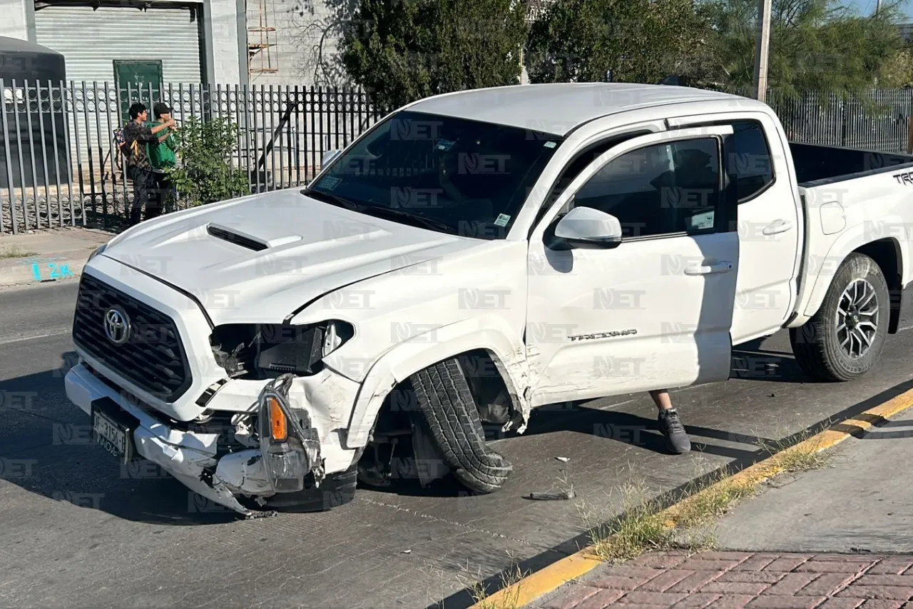 Se incendia vehículo tras choque en la Antonio J. Bermúdez