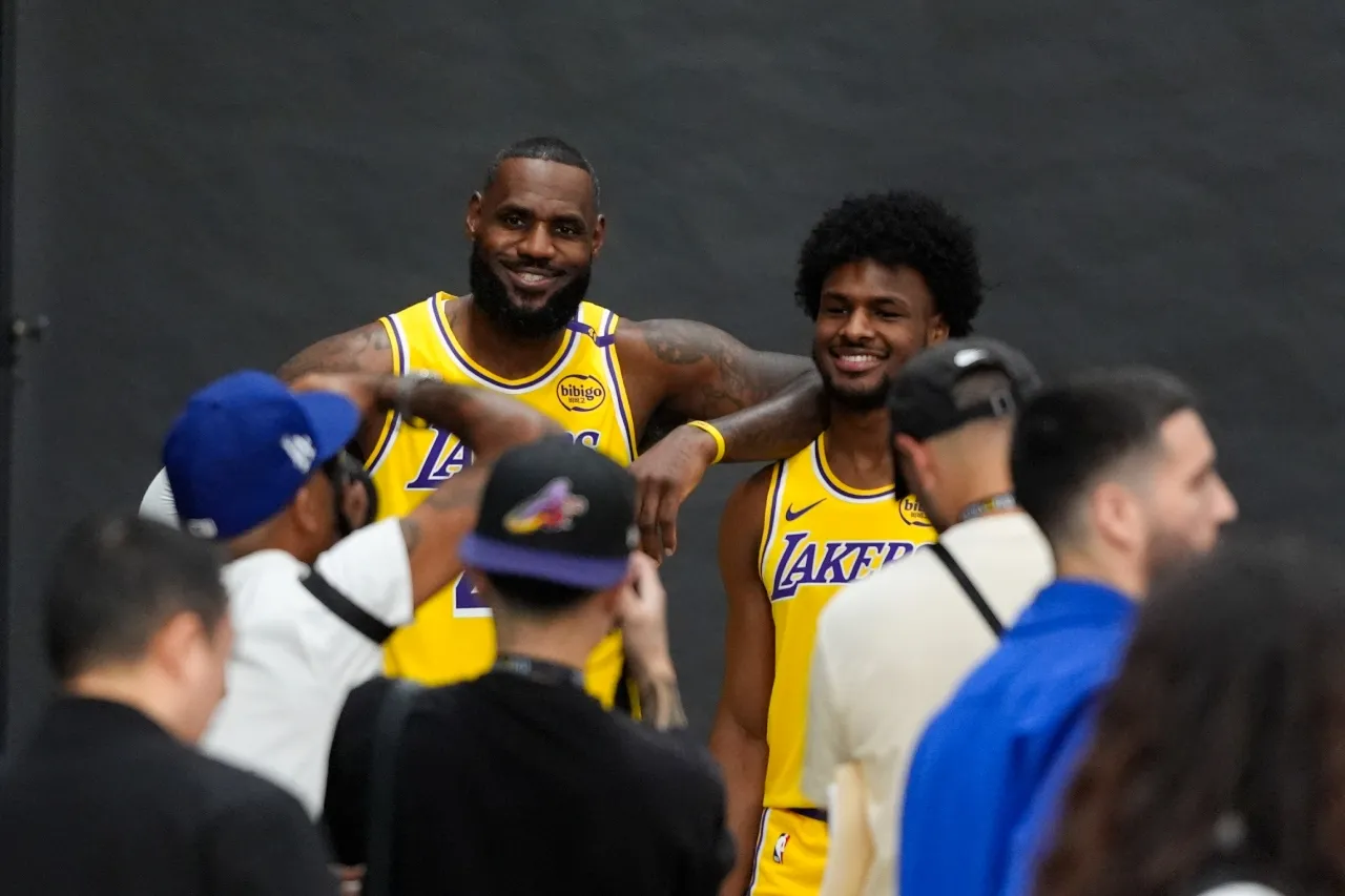 LeBron James es pura alegría al empezar a entrenar con su hijo Bronny