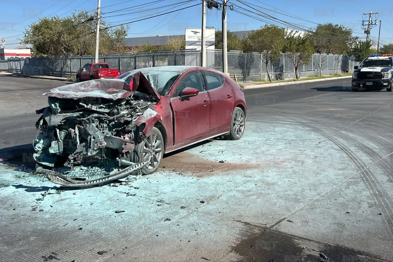 Se incendia vehículo tras choque en la Antonio J. Bermúdez