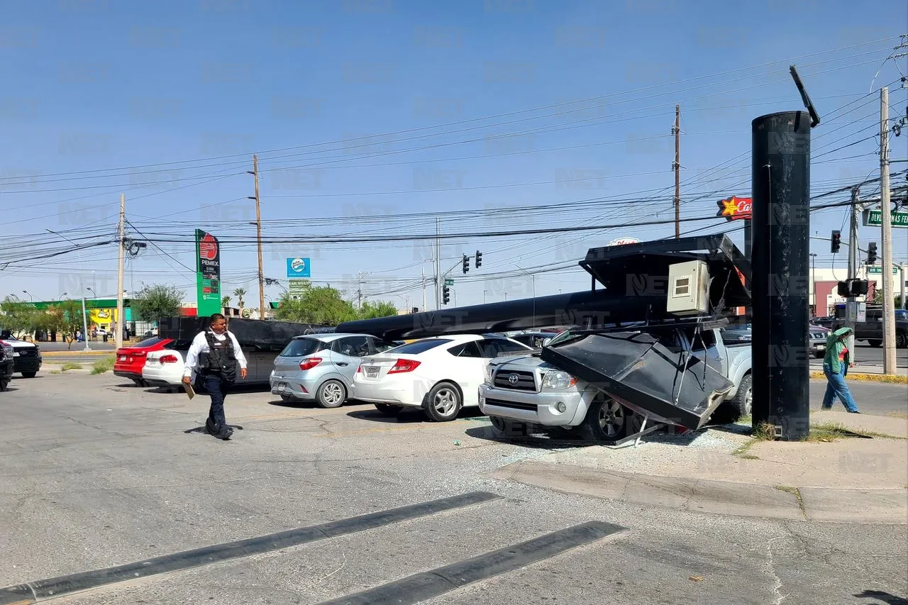 Cae espectacular sobre cuatro vehículos estacionados en plaza comercial