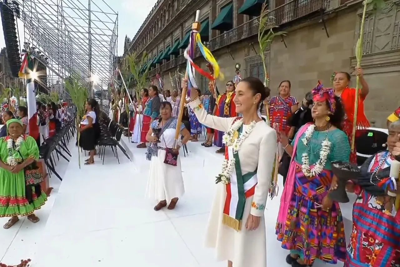 Recibe Sheinbaum el bastón de mando de las comunidades indígenas de México