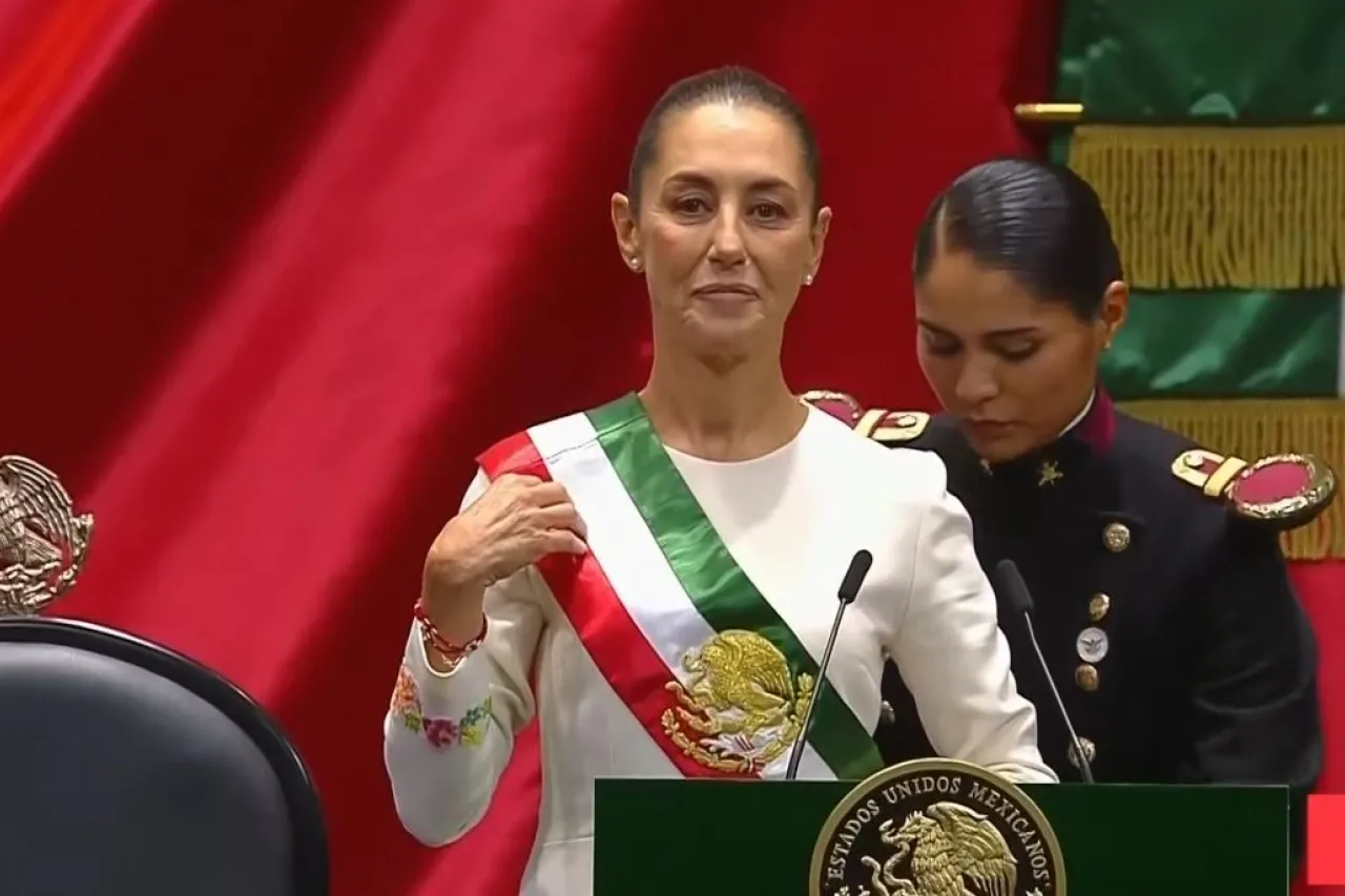 Toma protesta Claudia Sheinbaum y recibe la banda presidencial