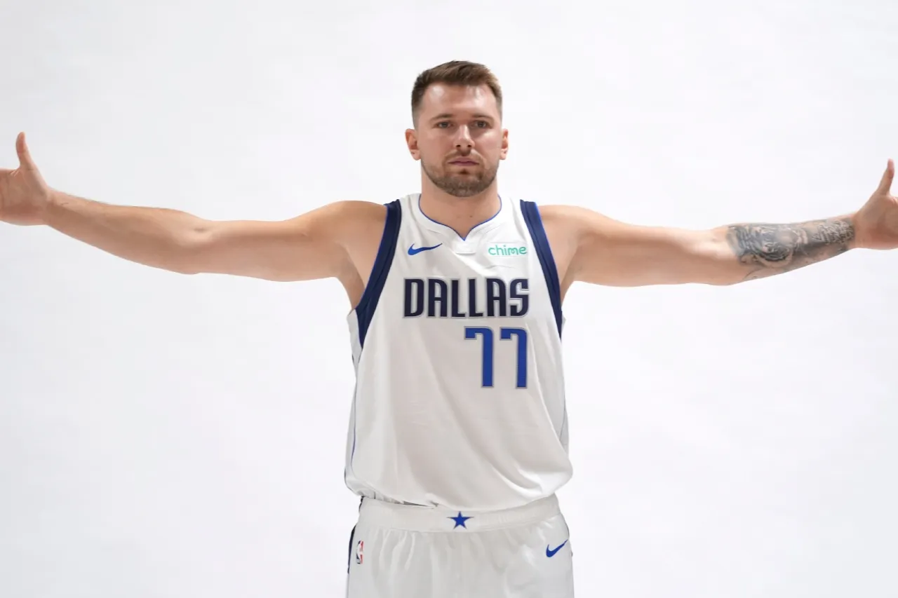 Luka Doncic, estrella de Mavs, se lesiona pantorrilla en práctica