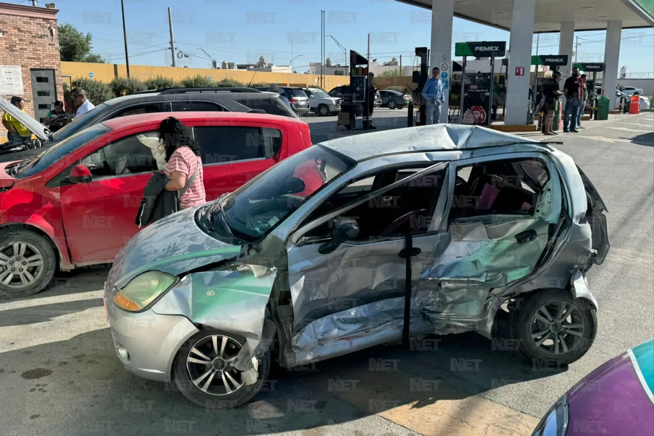 Da vuelta desde carril central y provoca choque; hay dos personas lesionadas