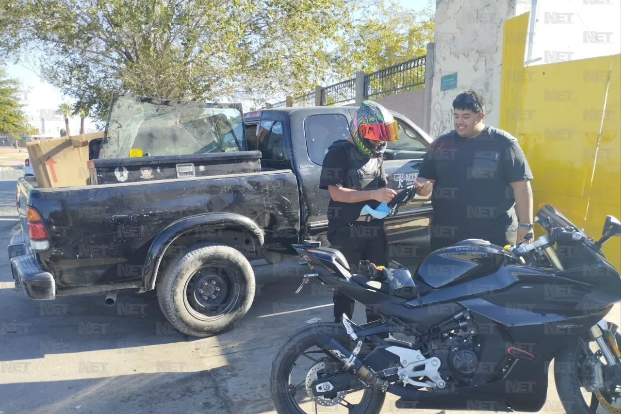 Moto le corta paso y choca con camioneta