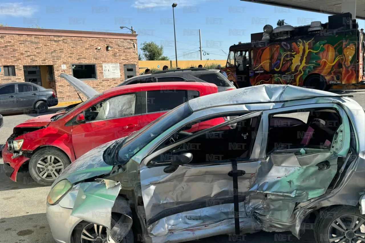 Da vuelta desde carril central y provoca choque; hay dos personas lesionadas