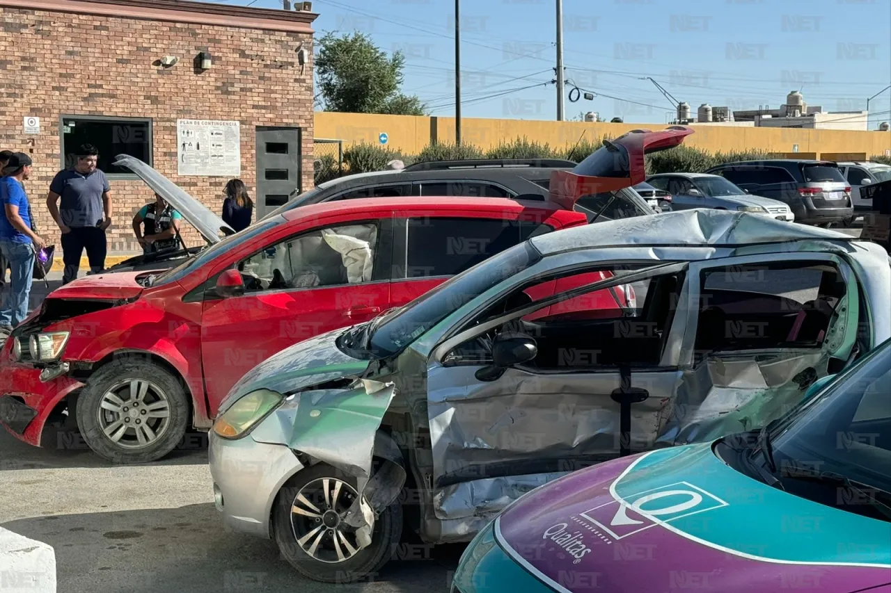 Da vuelta desde carril central y provoca choque; hay dos personas lesionadas