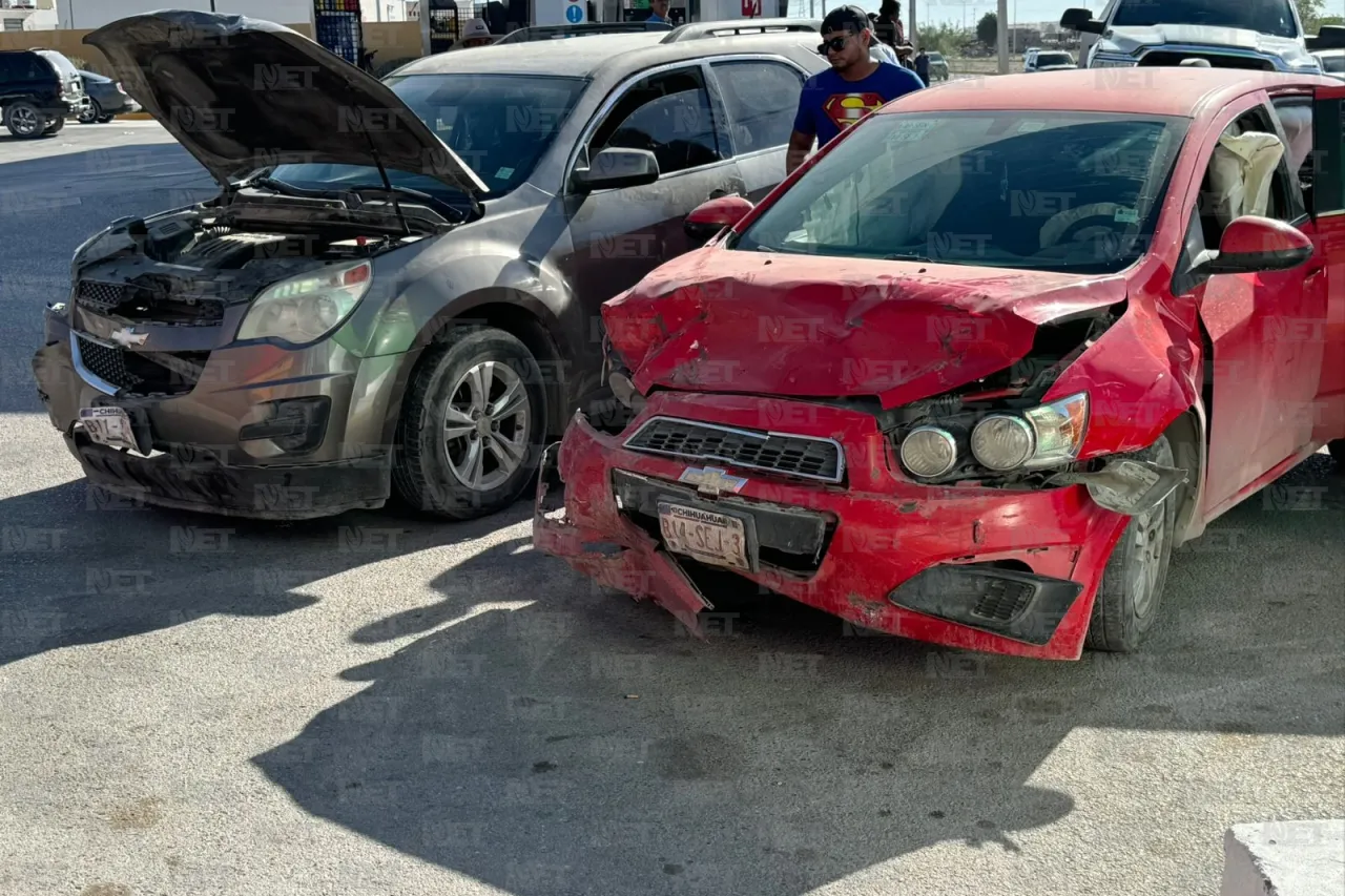 Da vuelta desde carril central y provoca choque; hay dos personas lesionadas