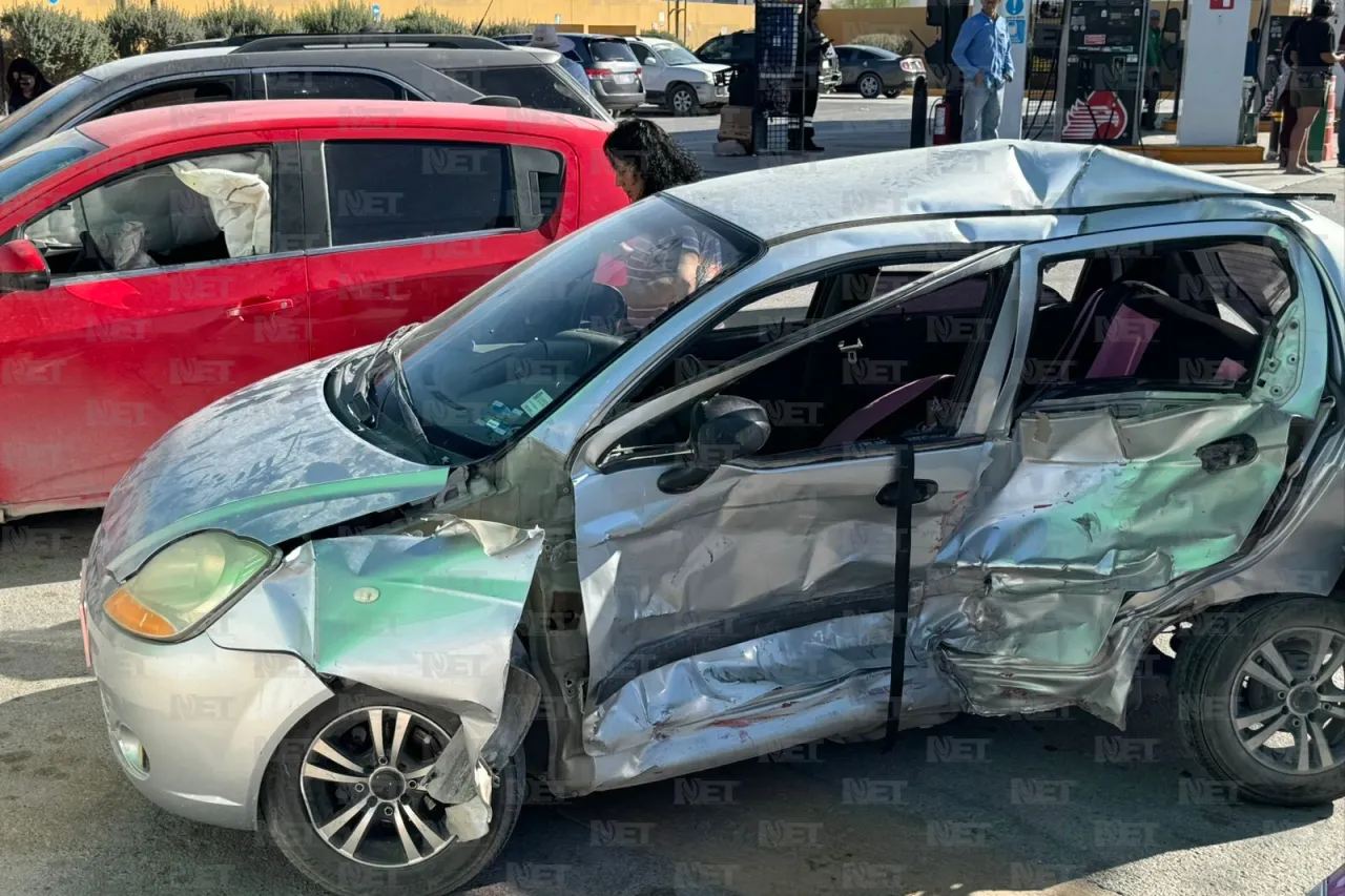 Da vuelta desde carril central y provoca choque; hay dos personas lesionadas