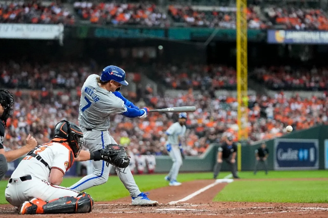 Reales toman ventaja sobre Orioles para abrir Serie de Comodines