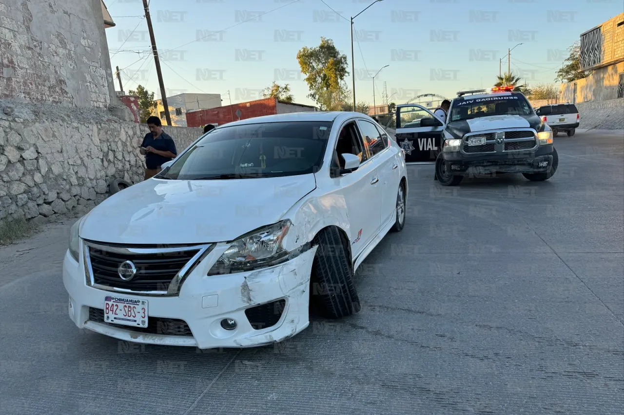 Da la vuelta mal y provoca choque en el viaducto