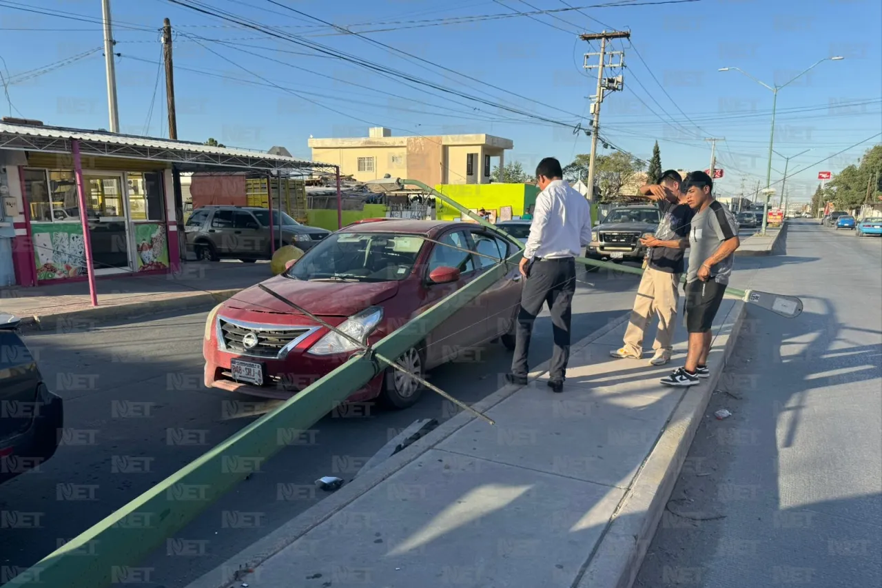 Sin deberla ni temerla; le cae poste a peatón tras choque