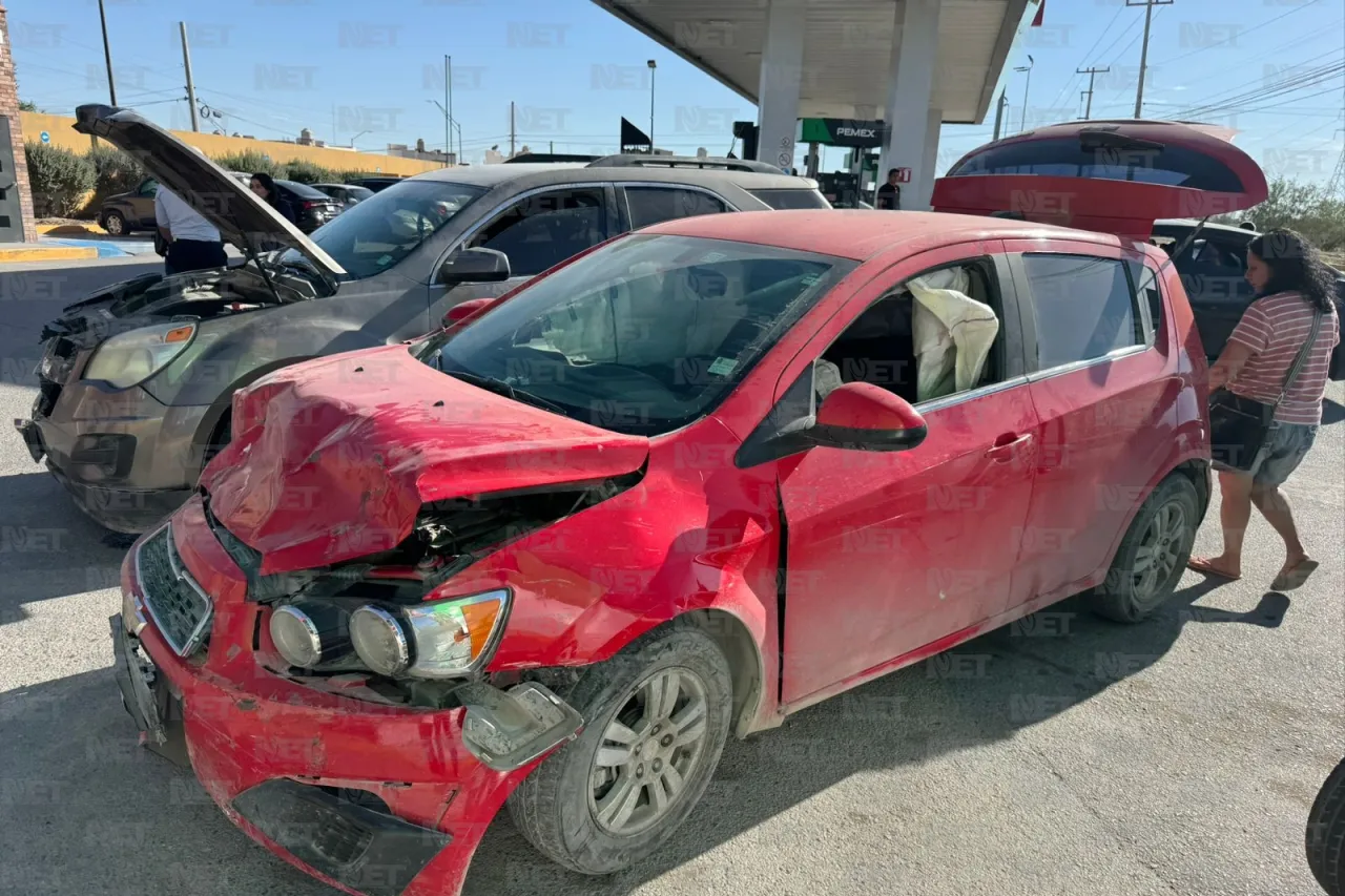 Da vuelta desde carril central y provoca choque; hay dos personas lesionadas