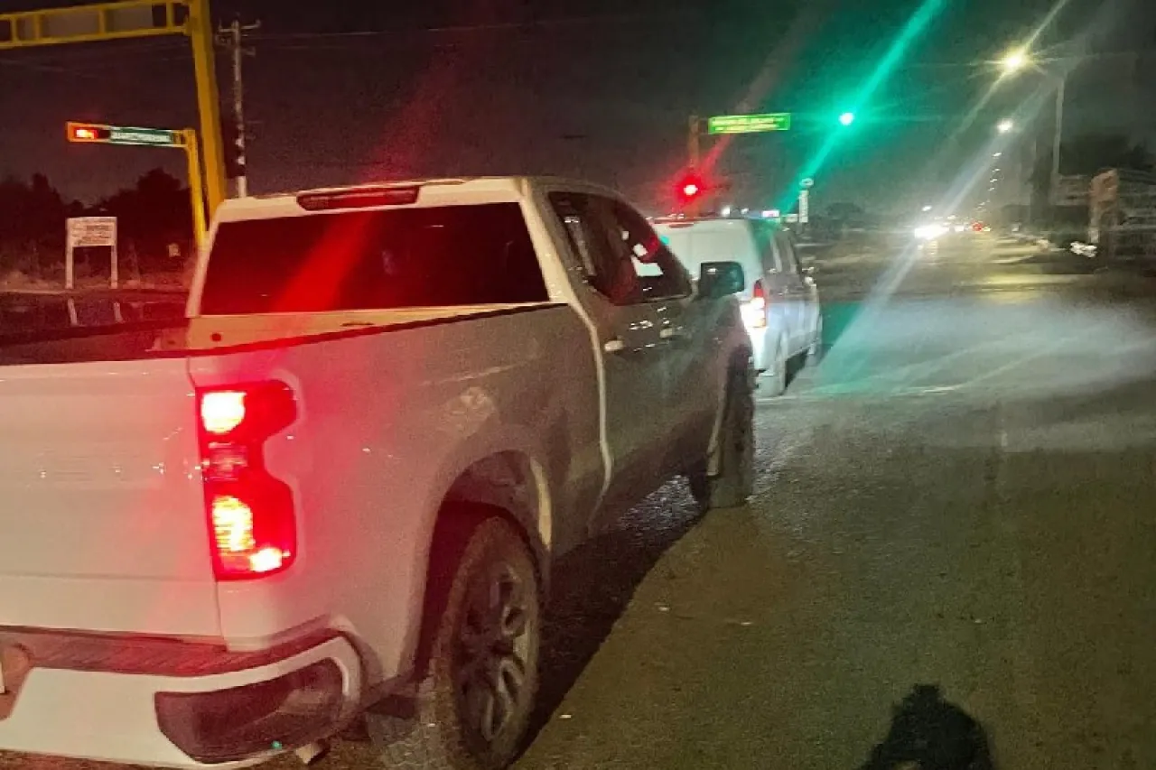 Conductora no guarda distancia e impacta camioneta