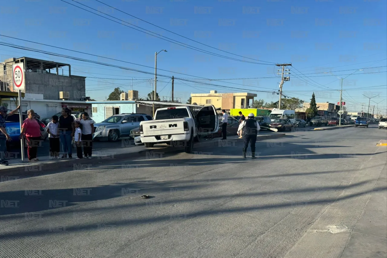 Sin deberla ni temerla; le cae poste a peatón tras choque