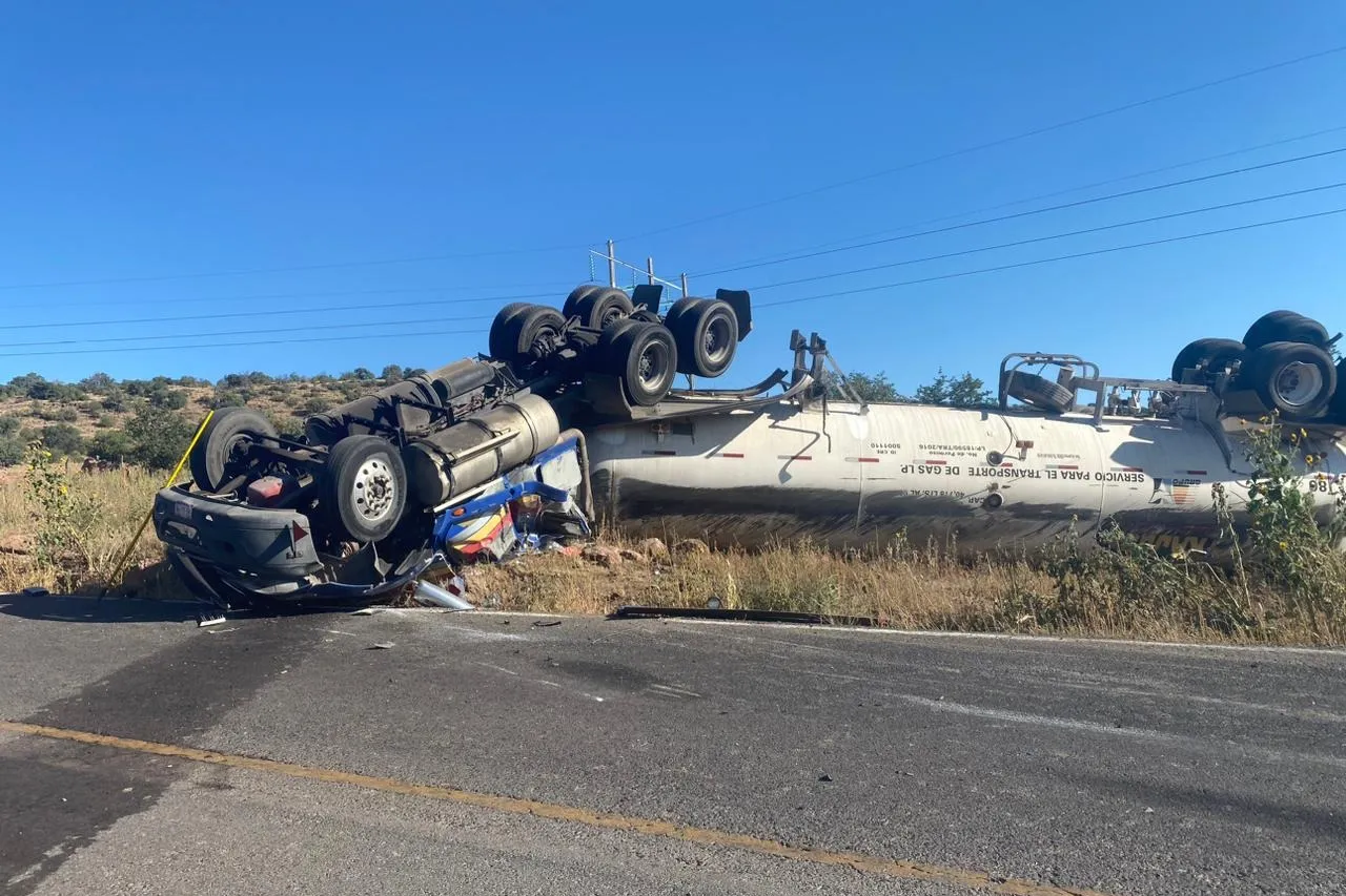 Vuelca pipa cargada de gas LP en carretera en Cuauhtémoc