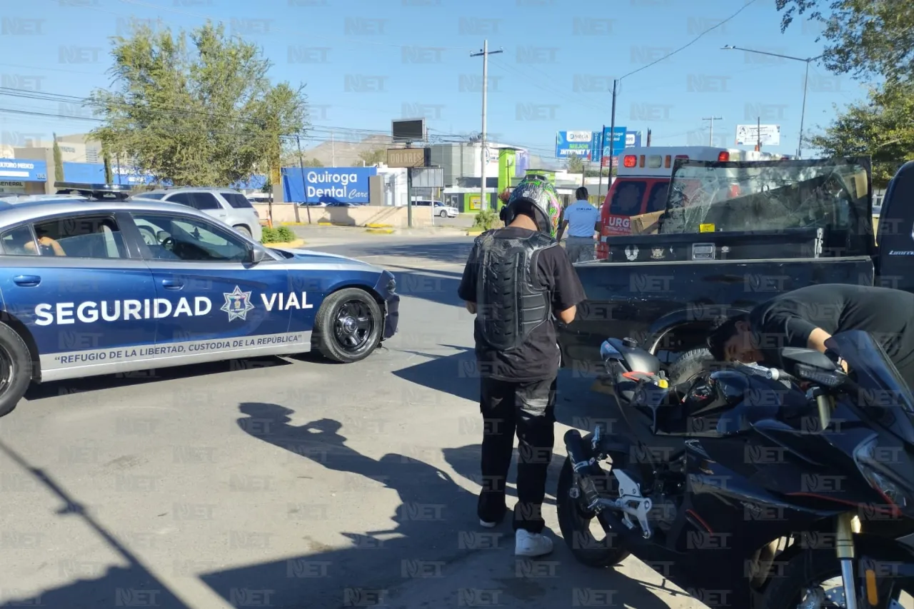 Moto le corta paso y choca con camioneta