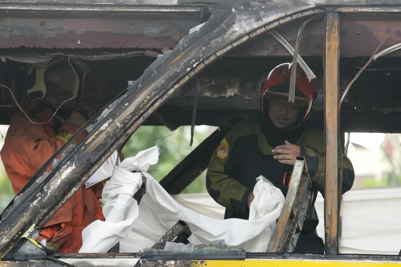 Más de 20 muertos tras el incendio de un autobús escolar