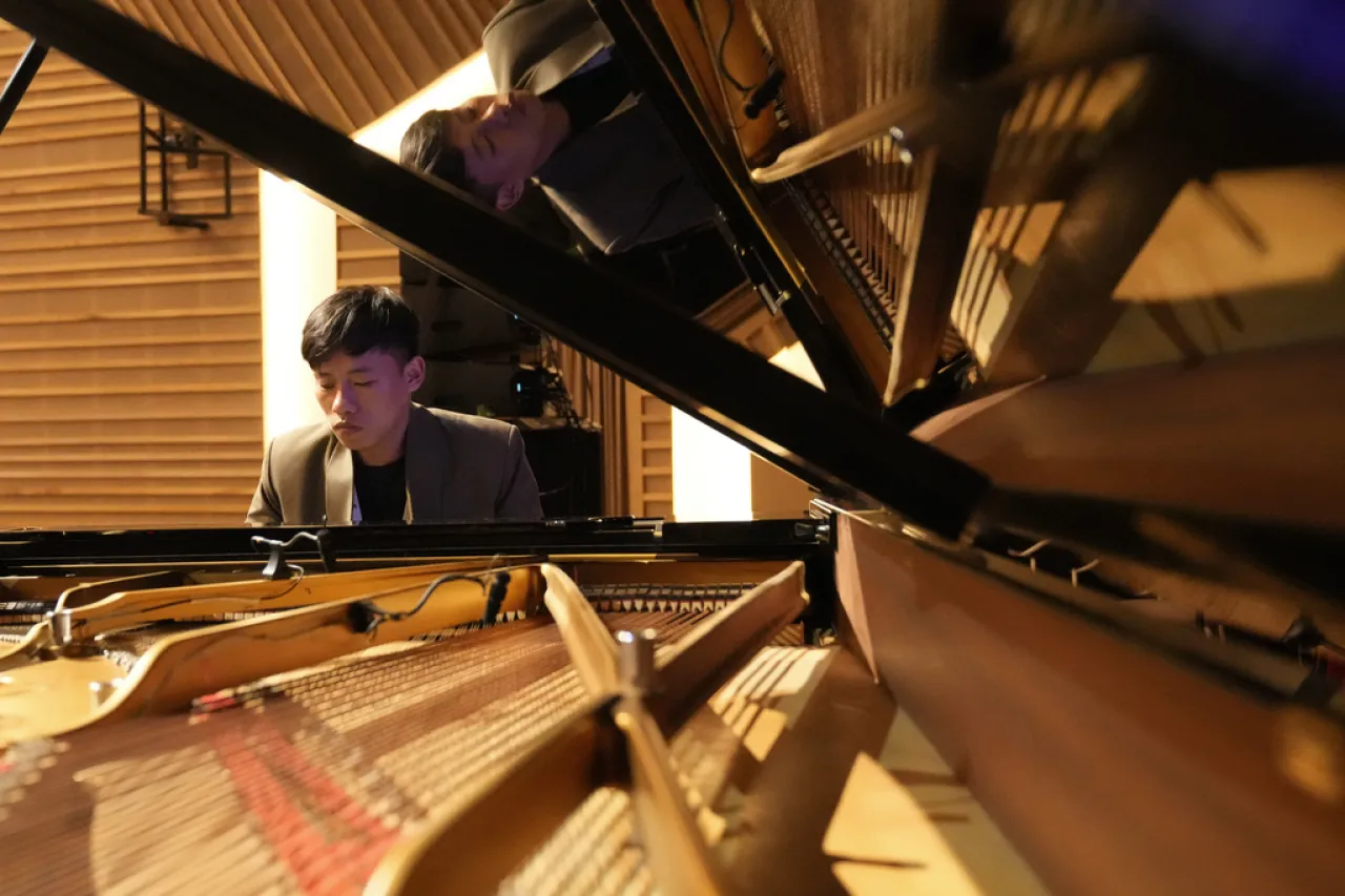 Takosangba, el pianista ciego que se 'transporta a otra dimensión' con la música