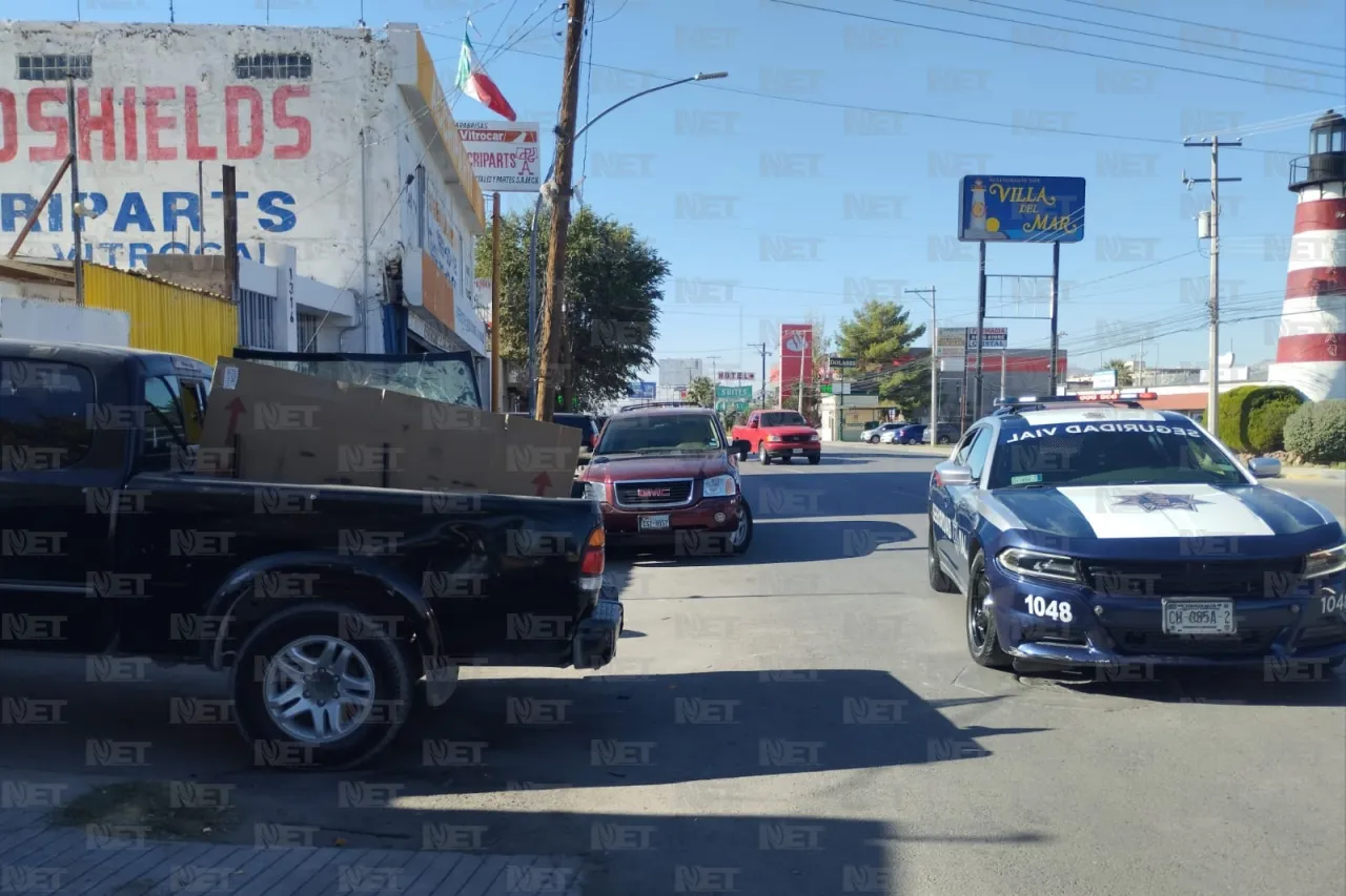 Moto le corta paso y choca con camioneta