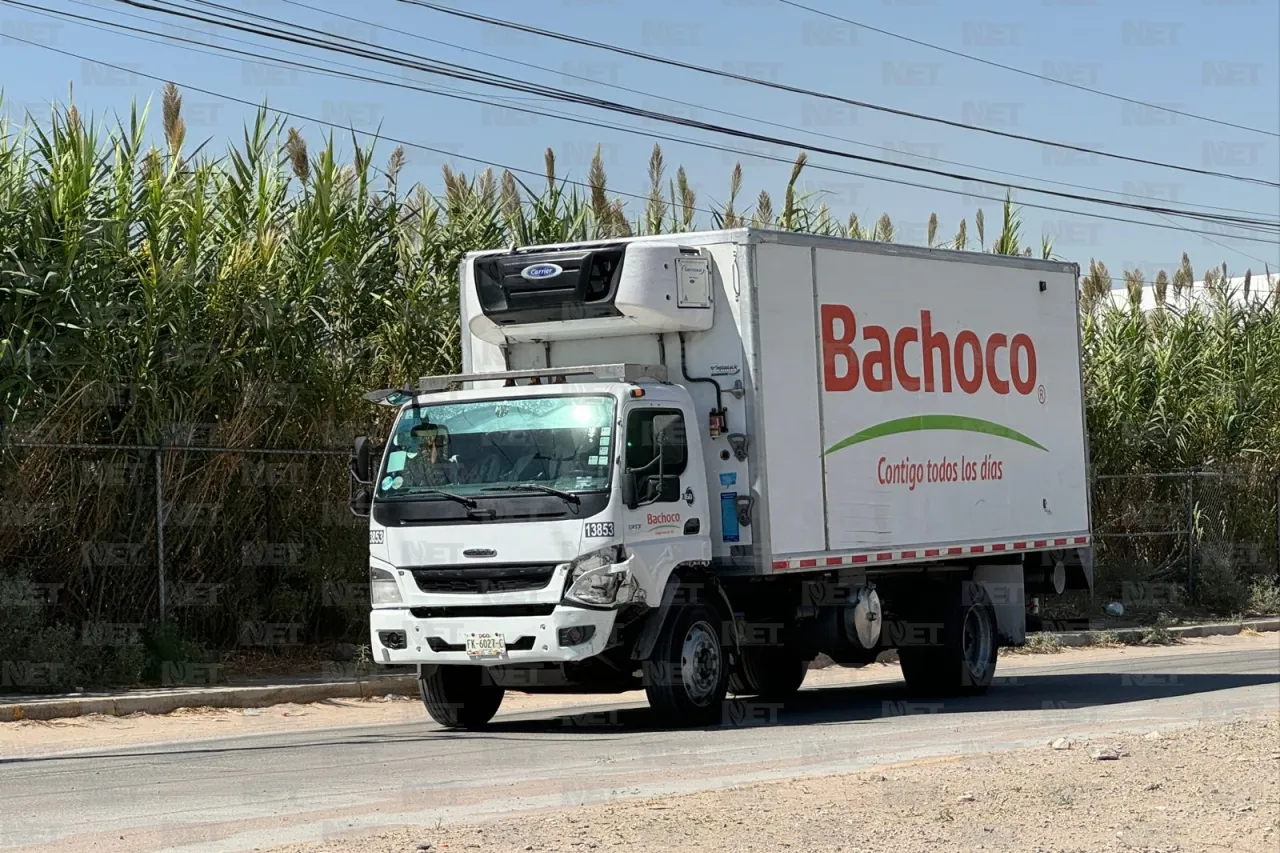 Cambia de carril de forma imprudente y choca contra camión