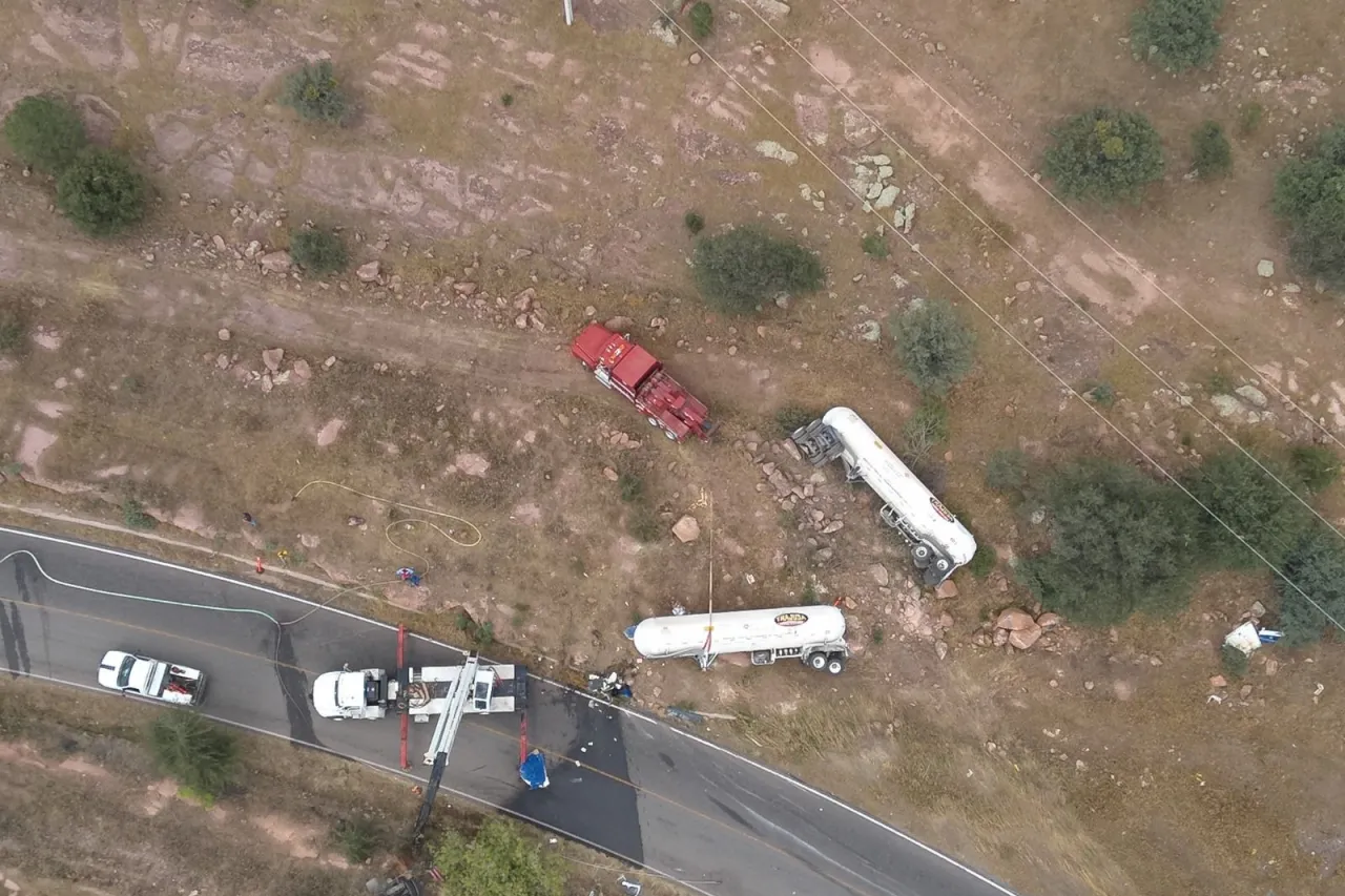 Reabren tramo carretero en Cuauhtémoc tras volcadura de pipa de gas