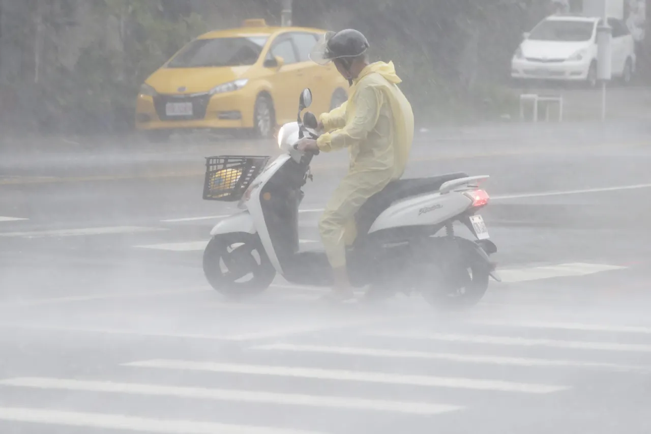 Tifón Krathon toca tierra en Taiwán con fuertes vientos y lluvias torrenciales