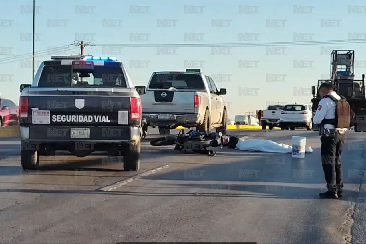 Muere motociclista al ser arrollado por camión en puente del Trébol