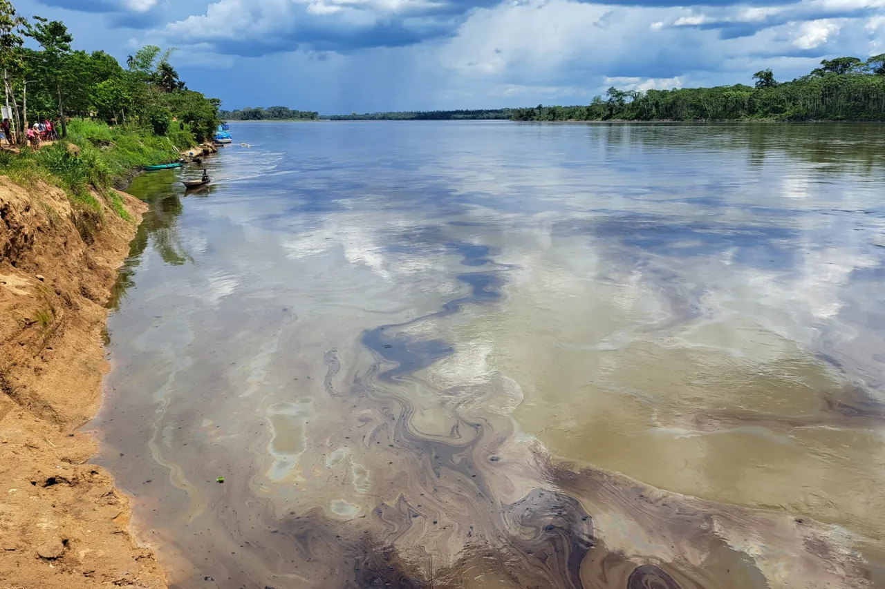 Afecta derrame de petróleo en la Amazonía peruana