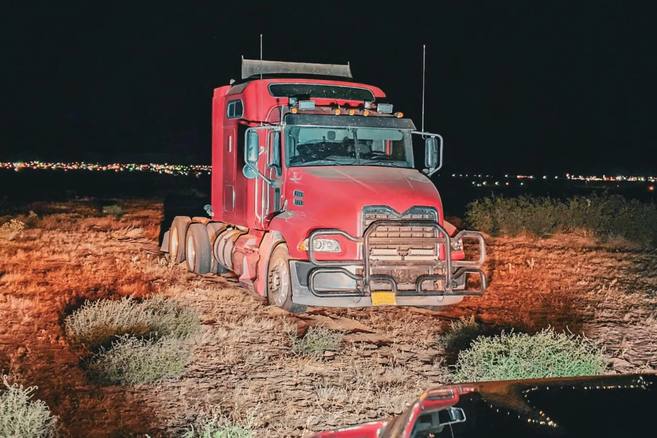 Ubica a migrantes dentro de tráilers cerca de la frontera con Juárez