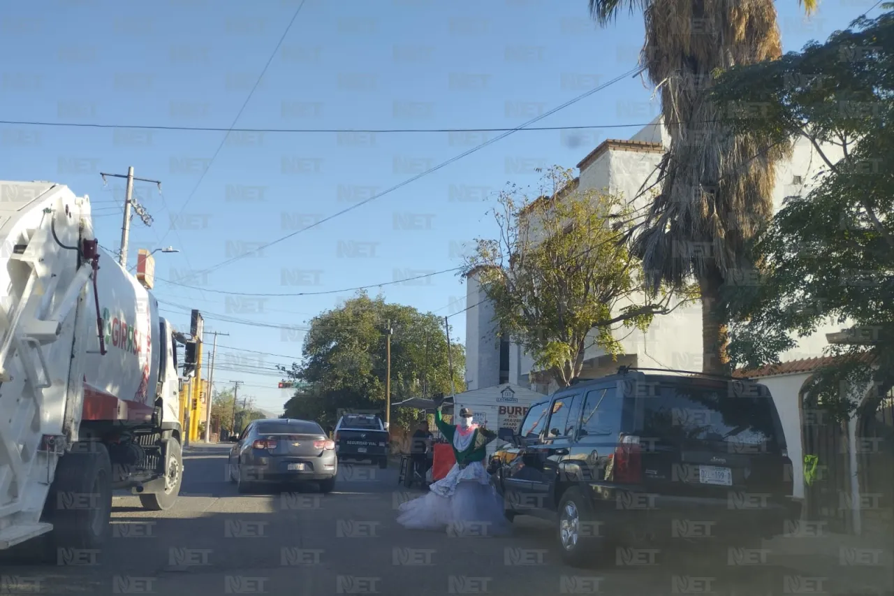 ¡Que pase la novia! Recolector de basura usa vestido para hacer su trabajo