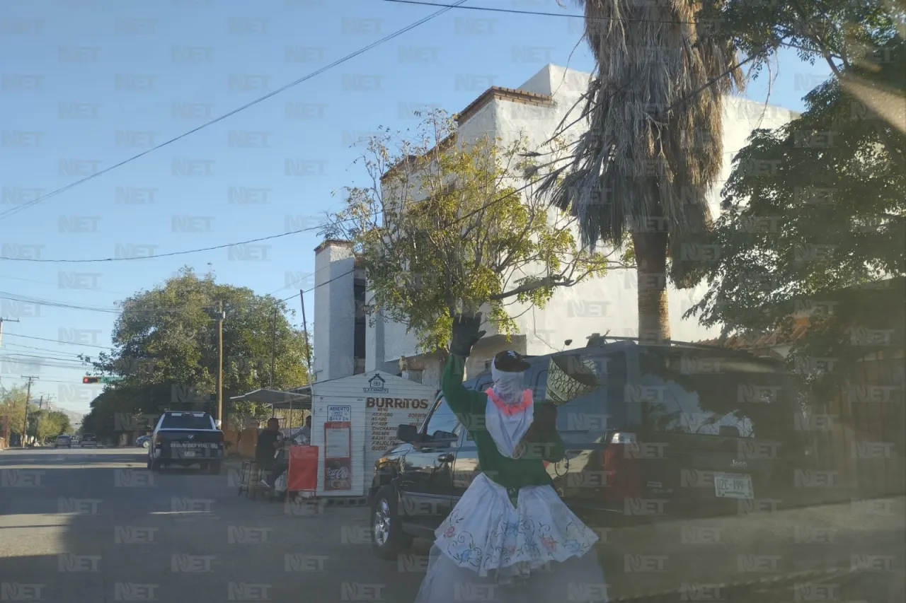 ¡Que pase la novia! Recolector de basura usa vestido para hacer su trabajo