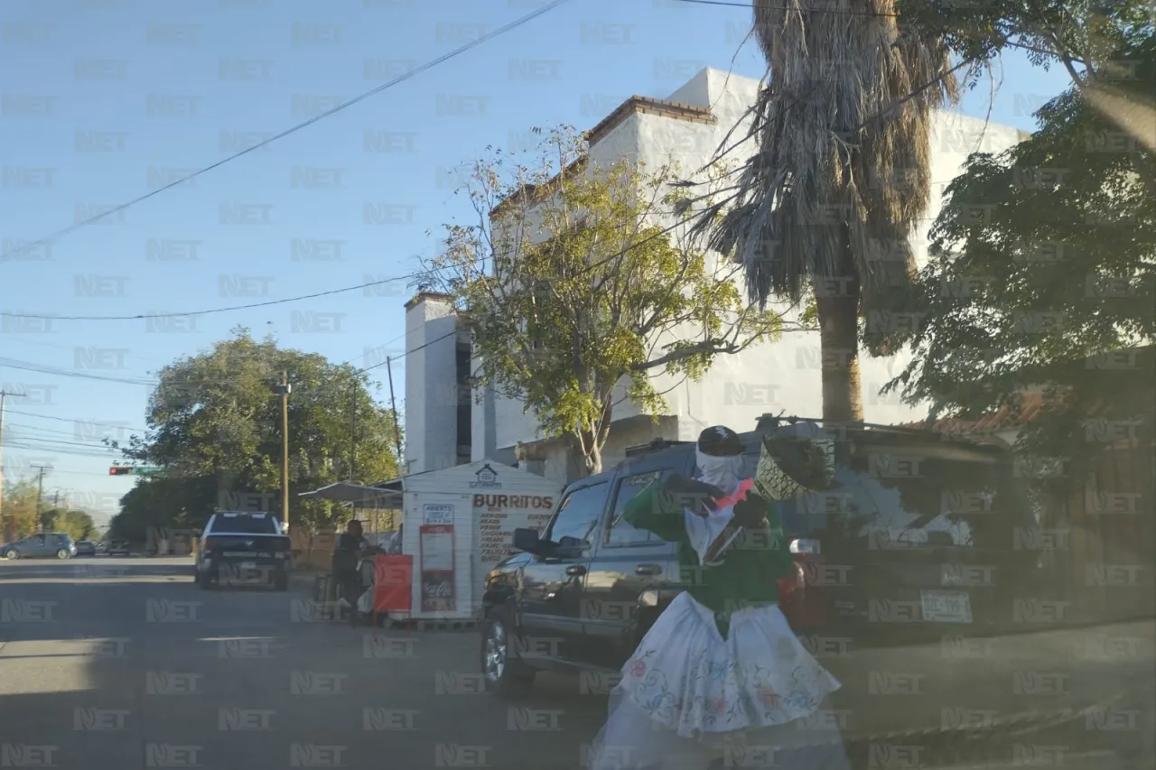 ¡Que pase la novia! Recolector de basura usa vestido para hacer su trabajo