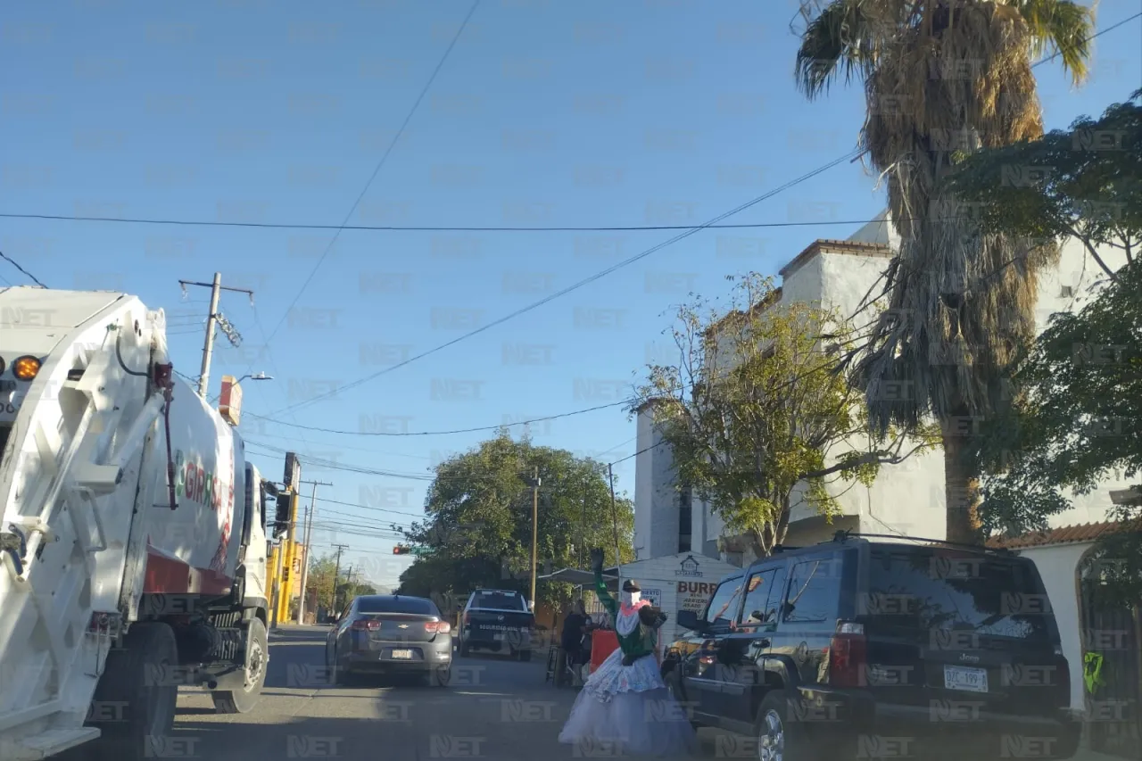 ¡Que pase la novia! Recolector de basura usa vestido para hacer su trabajo