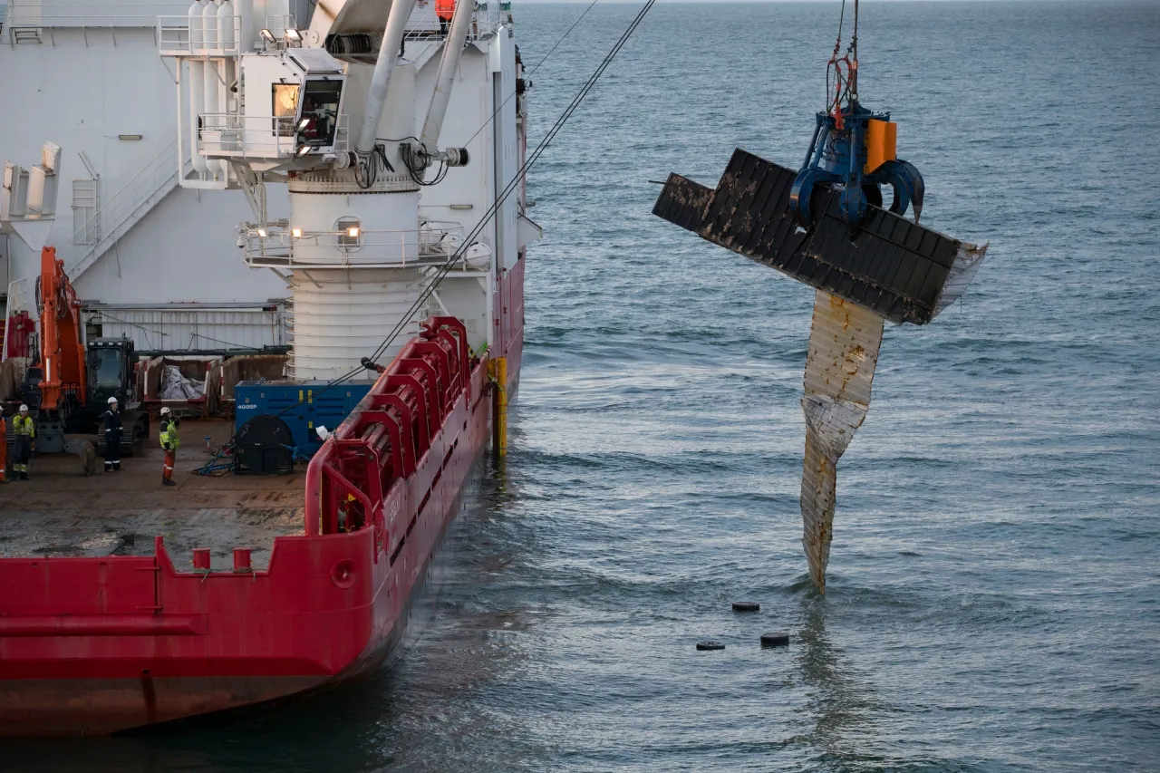 ¿Qué ocurre cuando se abren de golpe los contenedores de carga en el mar ?